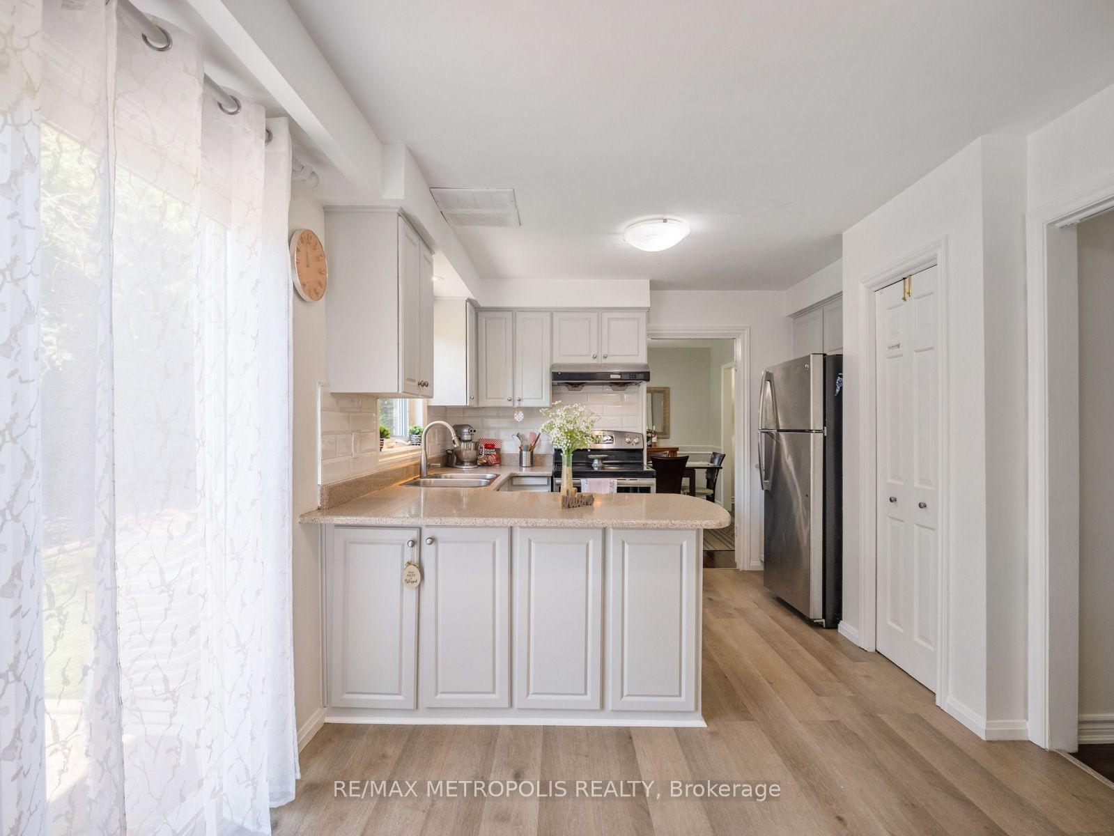 Photo 19 of 144 All Saints Crescent, Oakville, Ford — HOMEH