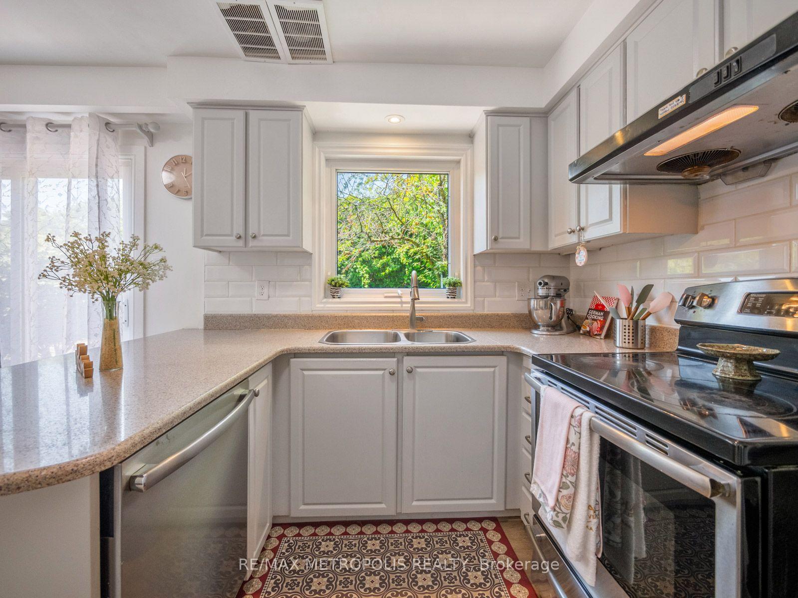 Photo 20 of 144 All Saints Crescent, Oakville, Ford — HOMEH