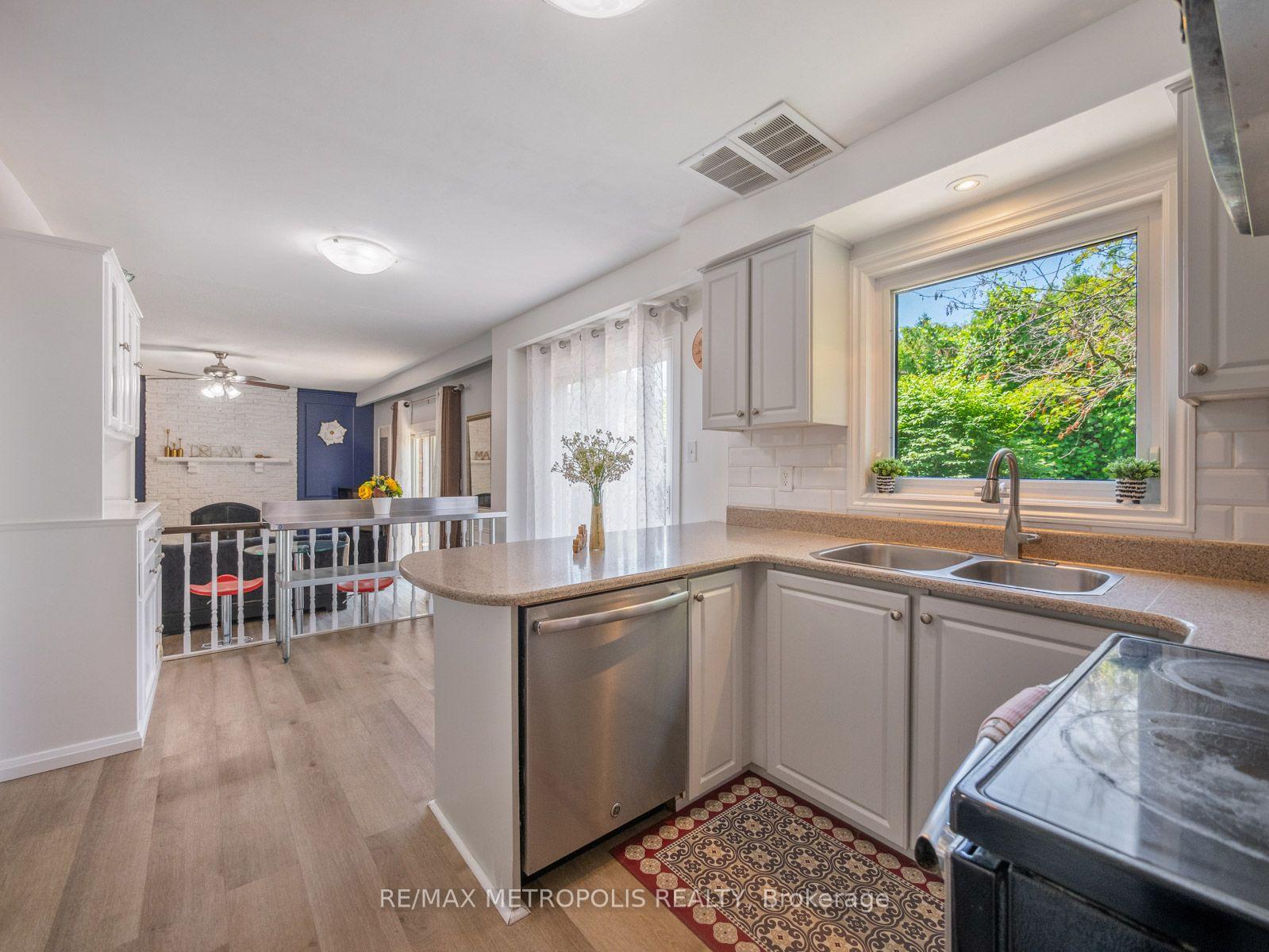 Photo 21 of 144 All Saints Crescent, Oakville, Ford — HOMEH