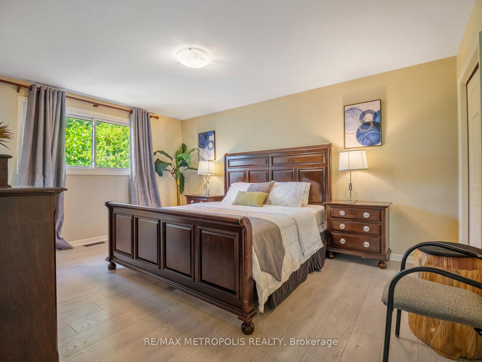 Photo 24 of 144 All Saints Crescent, Oakville, Ford — HOMEH