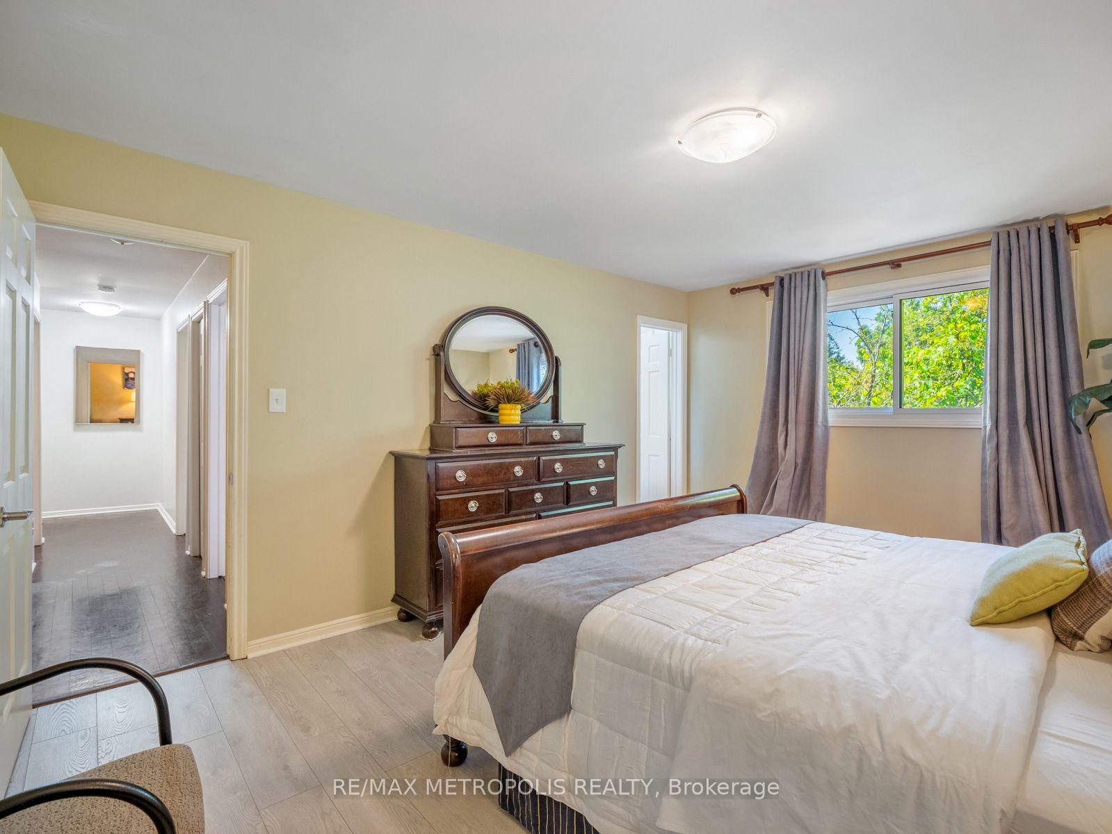 Photo 25 of 144 All Saints Crescent, Oakville, Ford — HOMEH