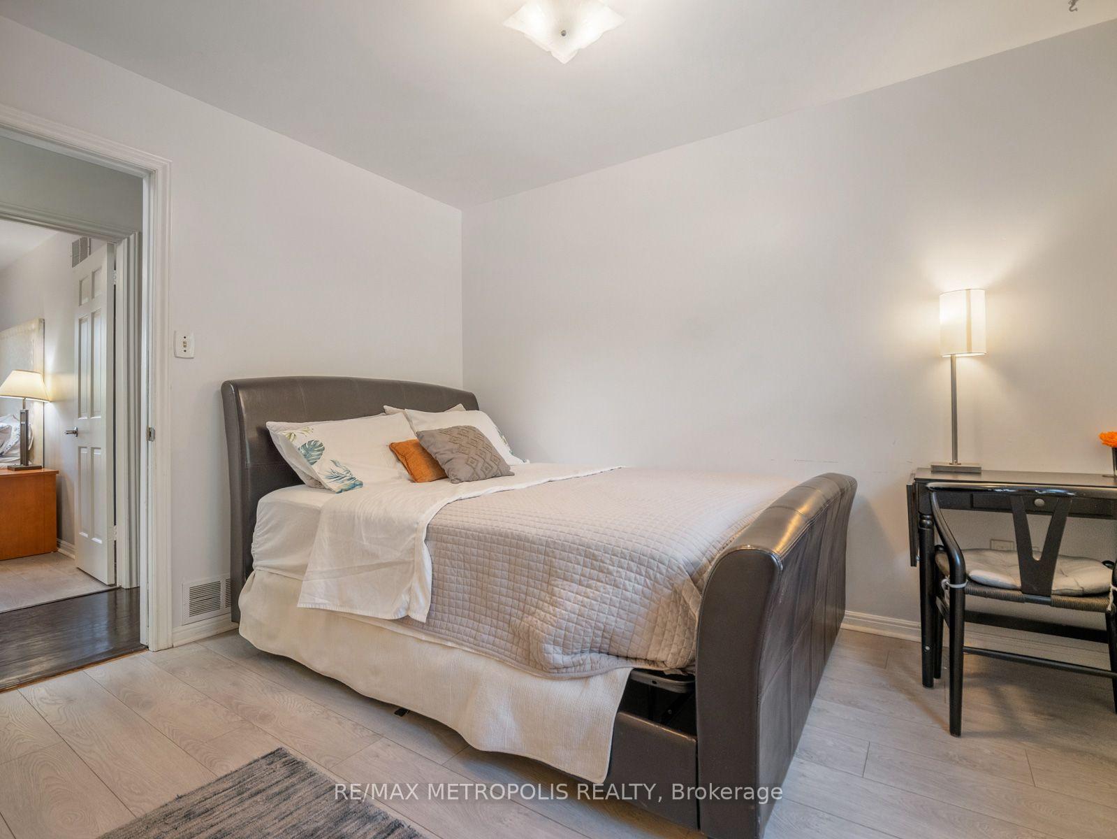 Photo 32 of 144 All Saints Crescent, Oakville, Ford — HOMEH