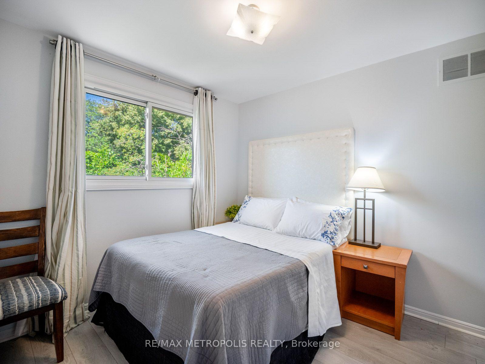 Photo 34 of 144 All Saints Crescent, Oakville, Ford — HOMEH