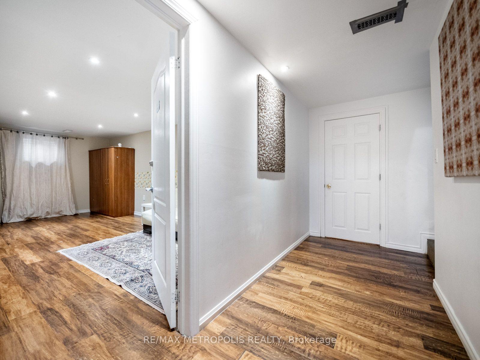 Photo 36 of 144 All Saints Crescent, Oakville, Ford — HOMEH