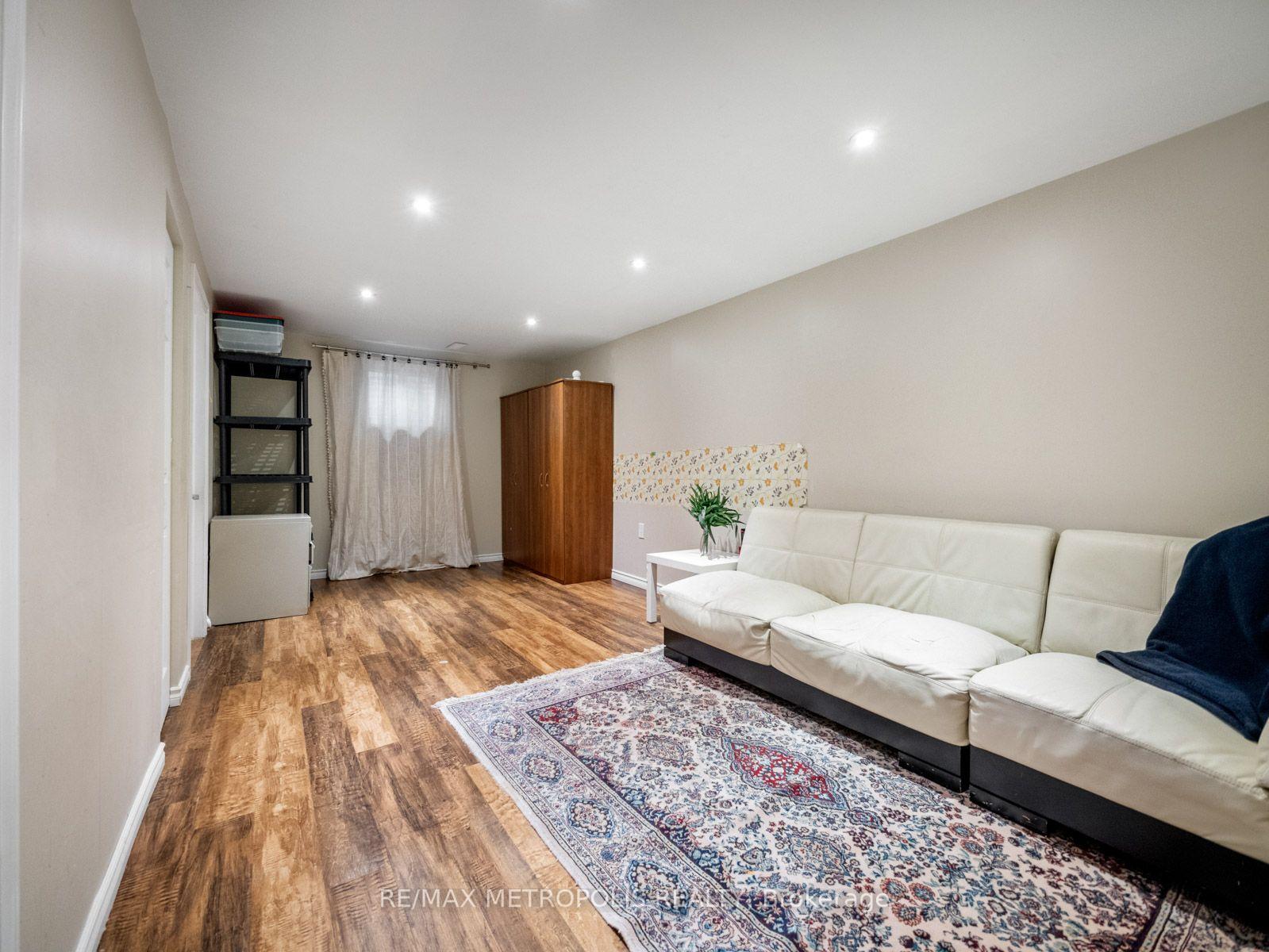 Photo 37 of 144 All Saints Crescent, Oakville, Ford — HOMEH