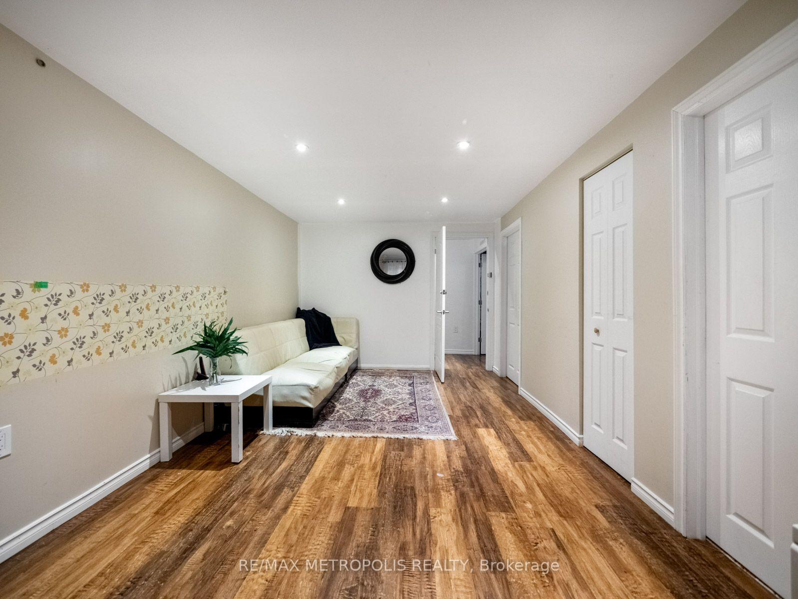 Photo 38 of 144 All Saints Crescent, Oakville, Ford — HOMEH