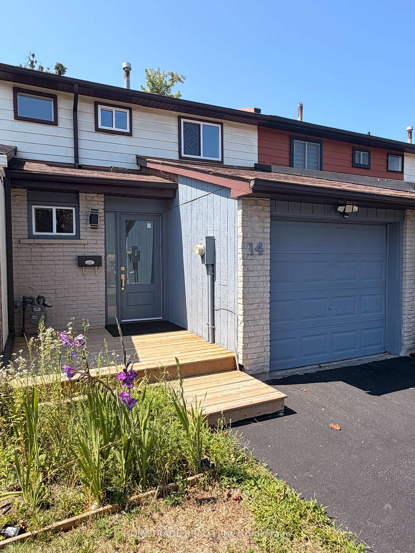 Photo 3 of 14 Chaucer Crescent, Barrie, Letitia Heights — HOMEH