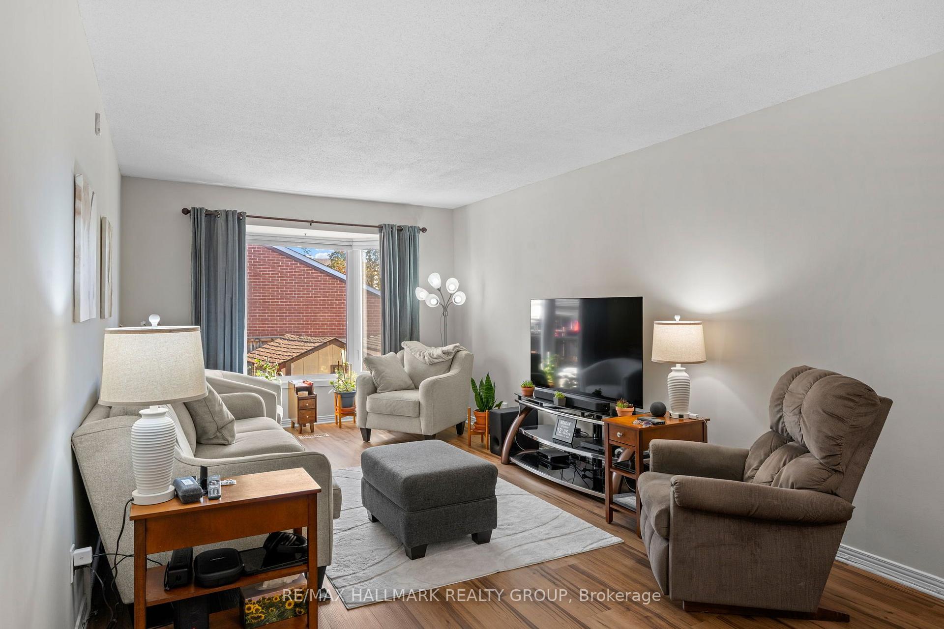 Photo 11 of 9 Fireside Crescent, Ottawa, Hunt Club Park/Greenboro — HOMEH