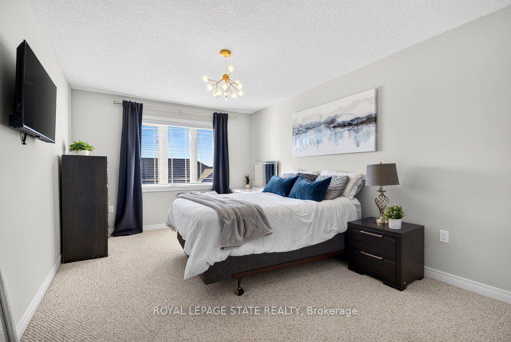 Photo 7 of 9 Bloom Crescent, Hamilton, Rural Glanbrook — HOMEH