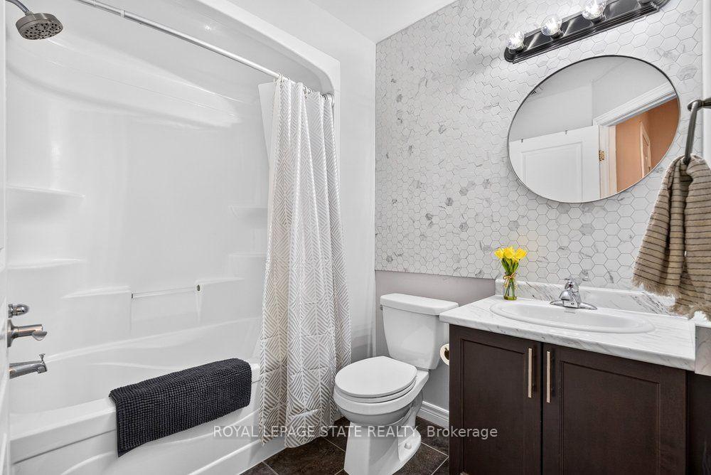 Photo 8 of 9 Bloom Crescent, Hamilton, Rural Glanbrook — HOMEH