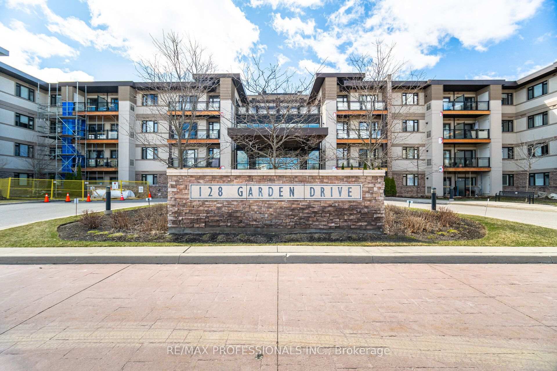Photo 2 of Unit 323, 128 Garden Drive, Oakville, Central — HOMEH