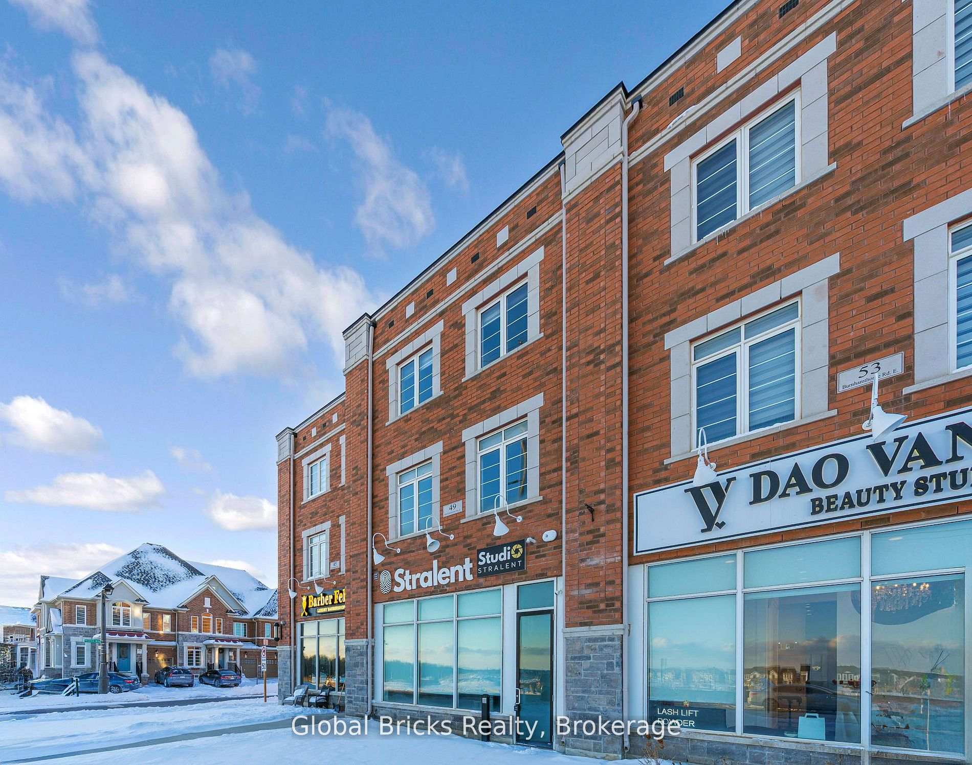 Photo 3 of 49 Burnhamthorpe Road E, Oakville, Glenorchy — HOMEH