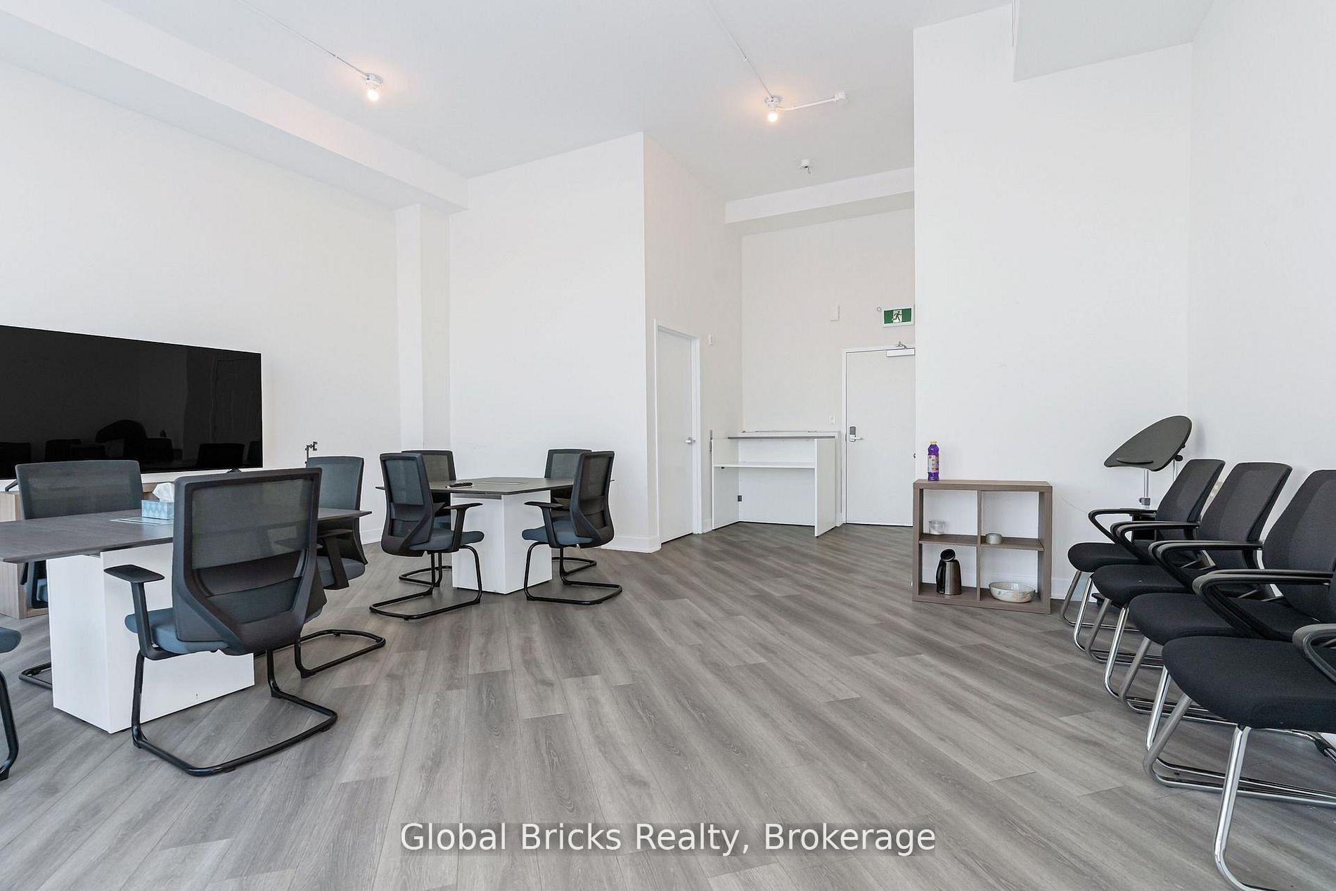 Photo 7 of 49 Burnhamthorpe Road E, Oakville, Glenorchy — HOMEH