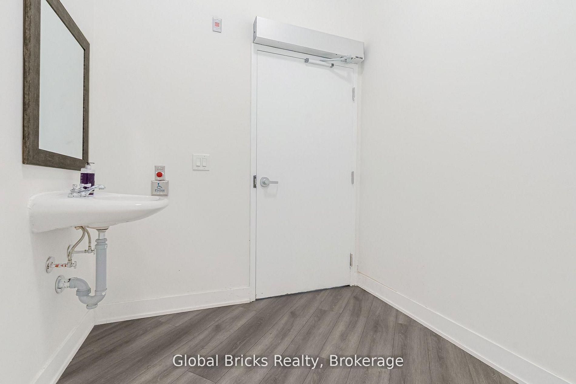 Photo 8 of 49 Burnhamthorpe Road E, Oakville, Glenorchy — HOMEH