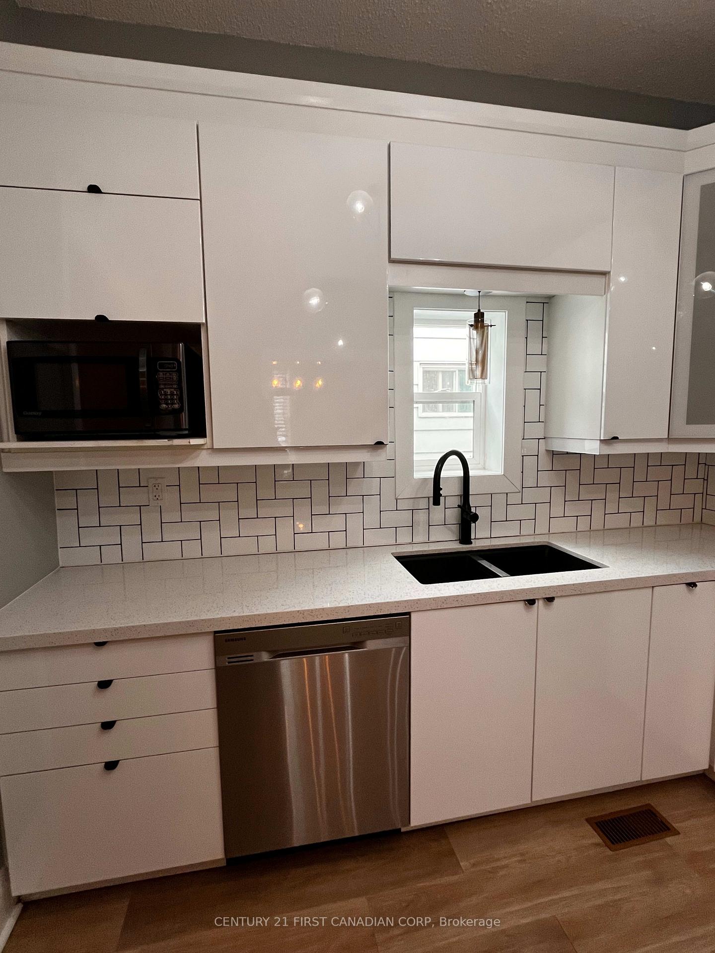 Photo 2 of 223 Waterloo Street, London, East K — HOMEH