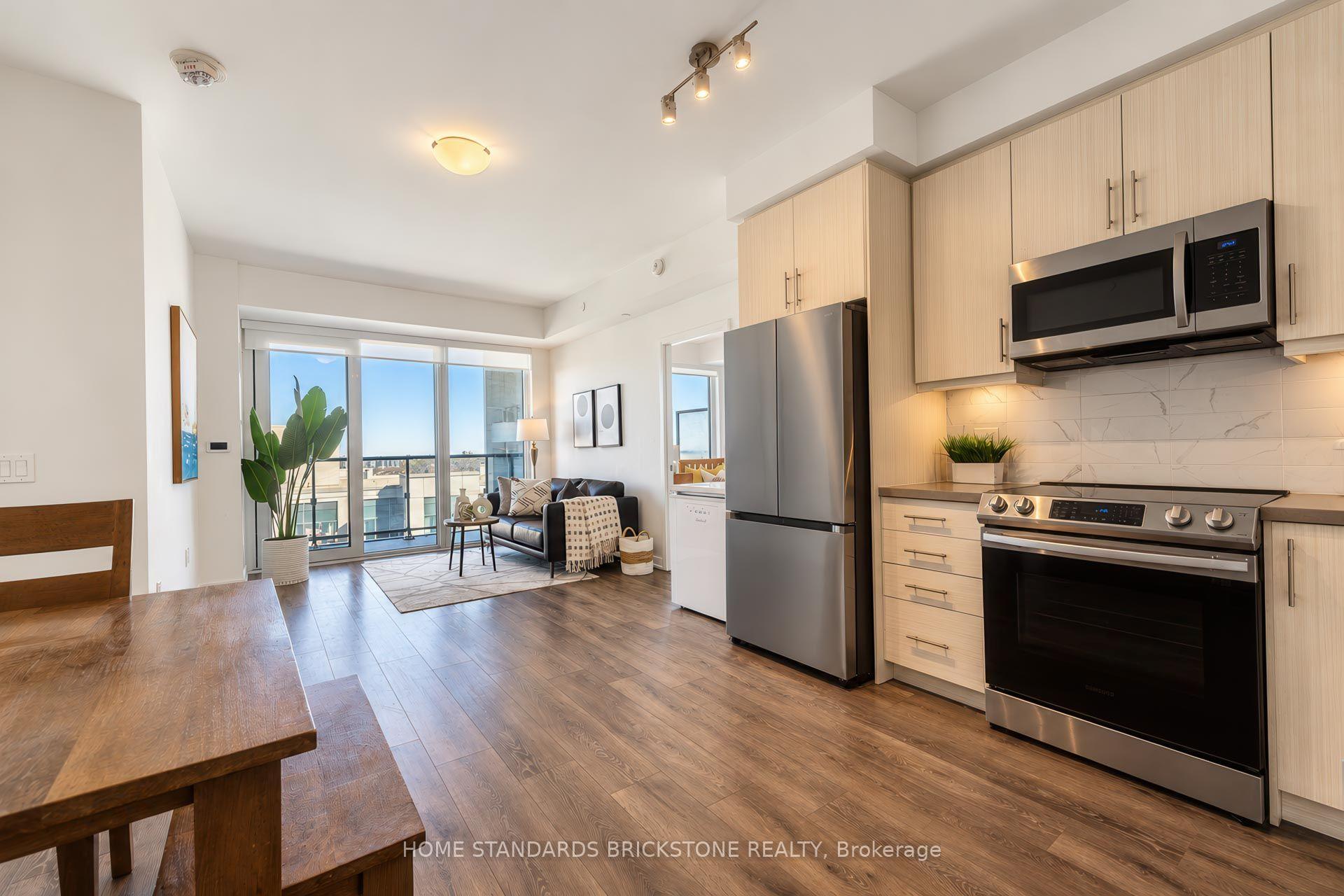 Photo 4 of 105 Oneida Crescent, Richmond Hill, Langstaff — HOMEH