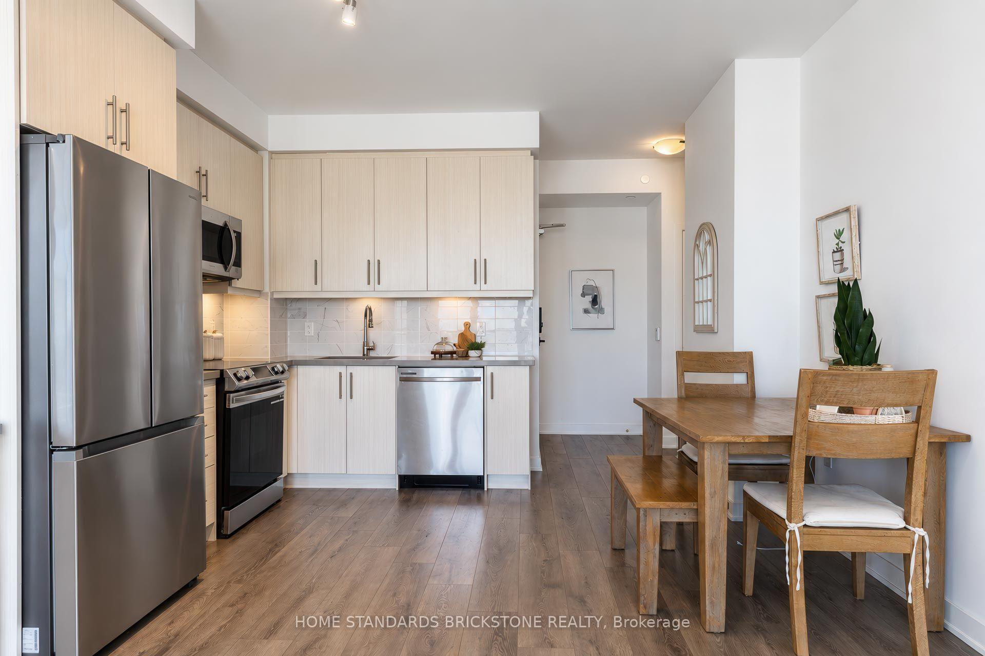Photo 5 of 105 Oneida Crescent, Richmond Hill, Langstaff — HOMEH