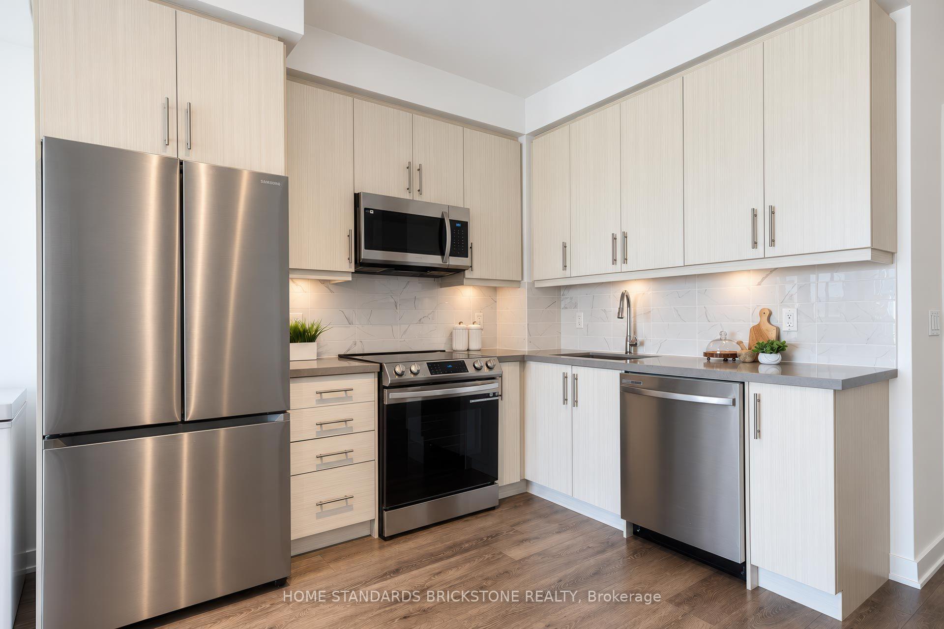 Photo 6 of 105 Oneida Crescent, Richmond Hill, Langstaff — HOMEH