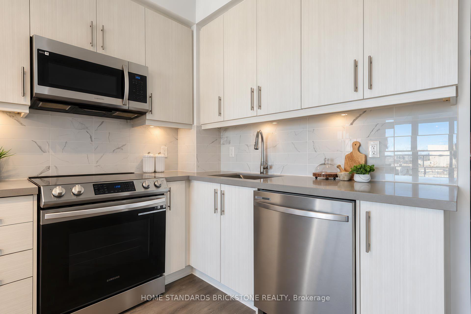 Photo 7 of 105 Oneida Crescent, Richmond Hill, Langstaff — HOMEH