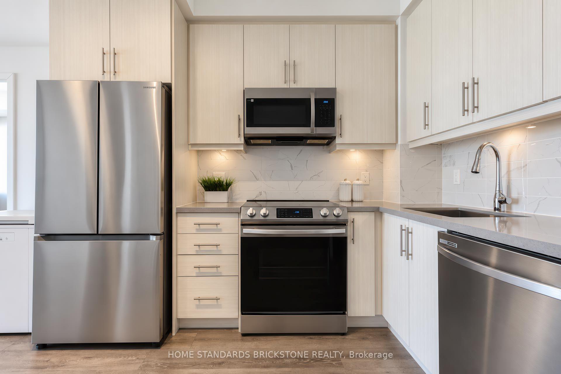 Photo 8 of 105 Oneida Crescent, Richmond Hill, Langstaff — HOMEH