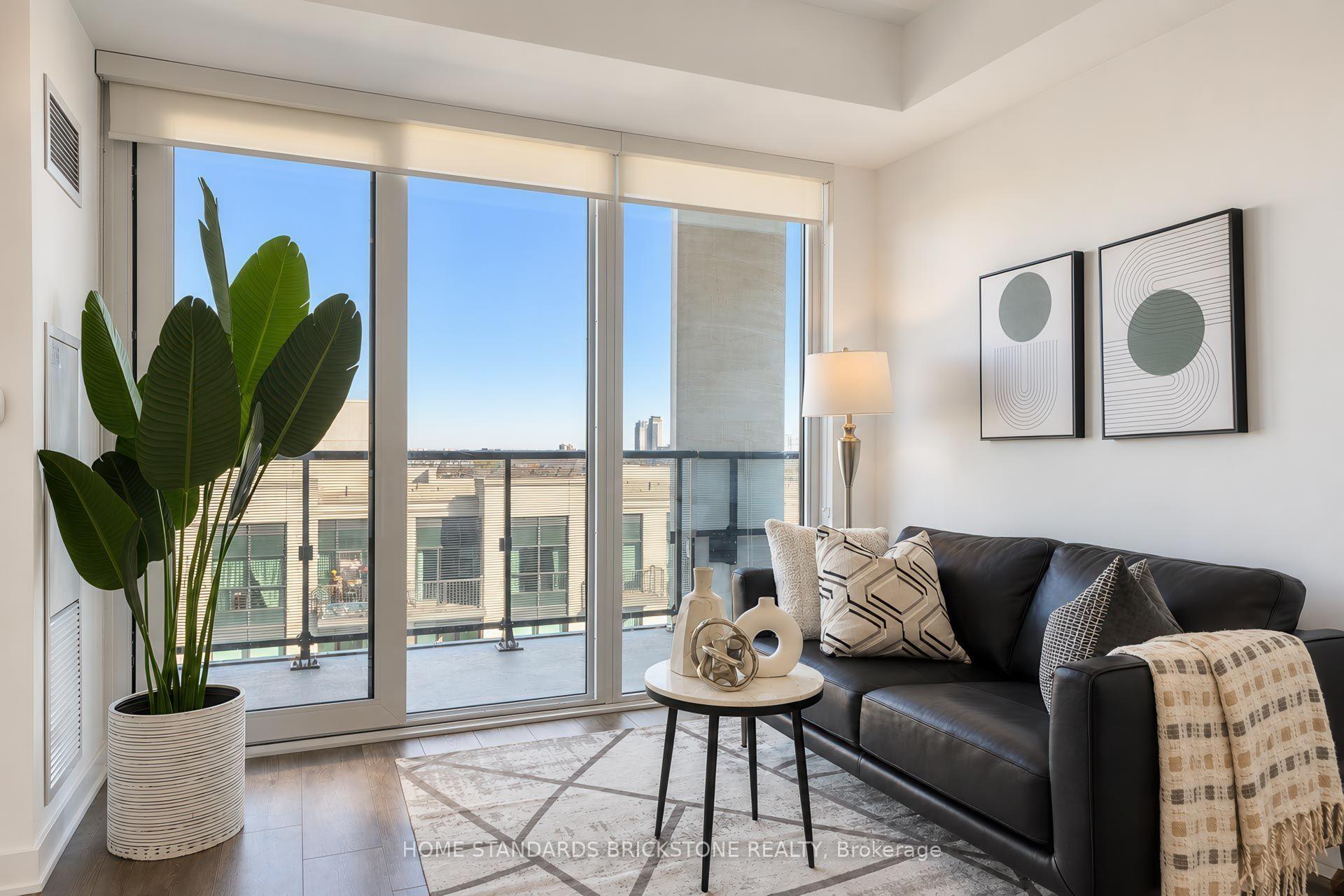 Photo 14 of 105 Oneida Crescent, Richmond Hill, Langstaff — HOMEH