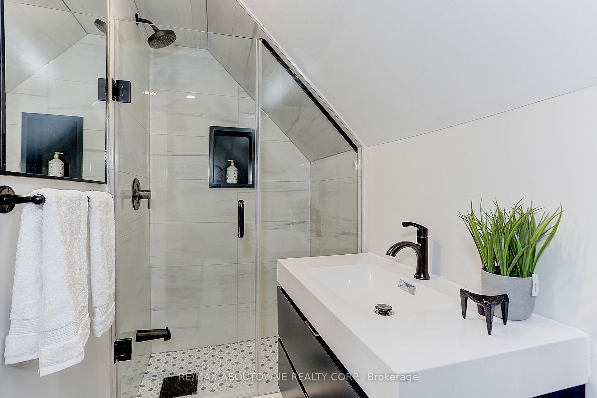 Photo 40 of 564 Dufferin Street, Toronto, Little Portugal — HOMEH