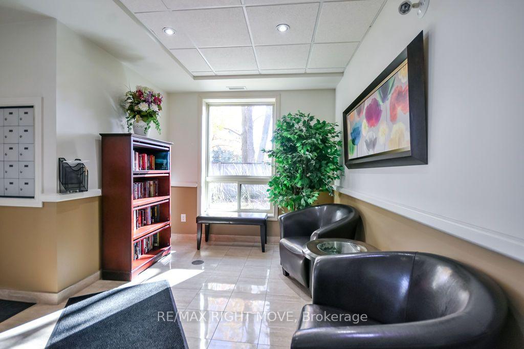 Photo 3 of Unit Unit 302, 9 Westmount Drive S, Orillia — HOMEH