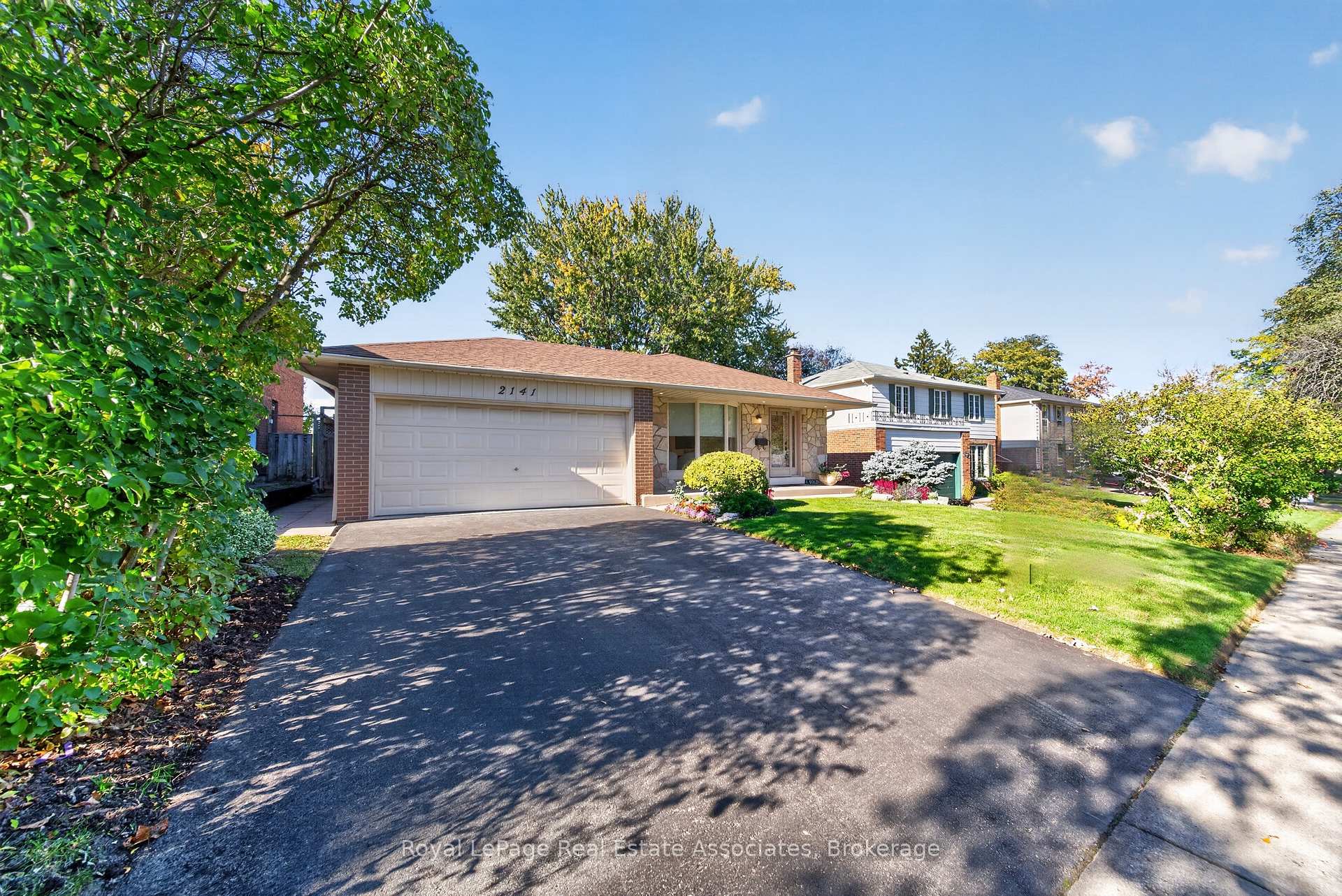 Photo 2 of 2141 Herridge Drive, Mississauga, Sheridan — HOMEH