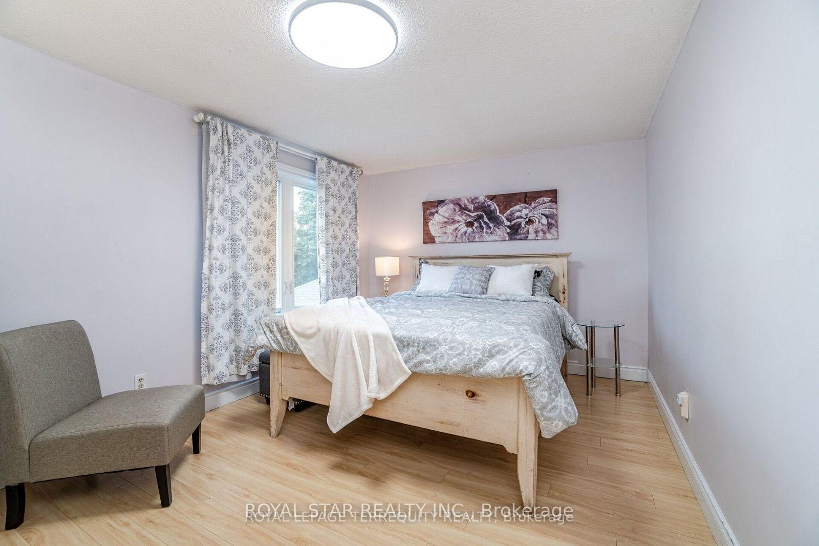 Photo 2 of 39 Courtleigh Square, Brampton, Heart Lake East — HOMEH