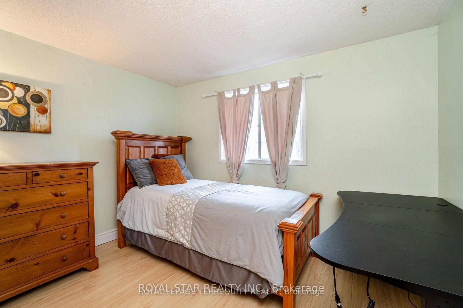 Photo 3 of 39 Courtleigh Square, Brampton, Heart Lake East — HOMEH