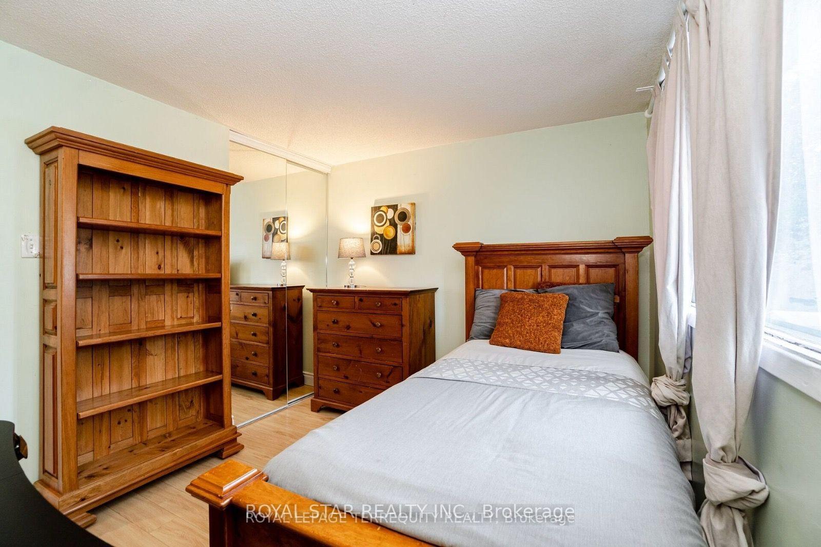 Photo 4 of 39 Courtleigh Square, Brampton, Heart Lake East — HOMEH