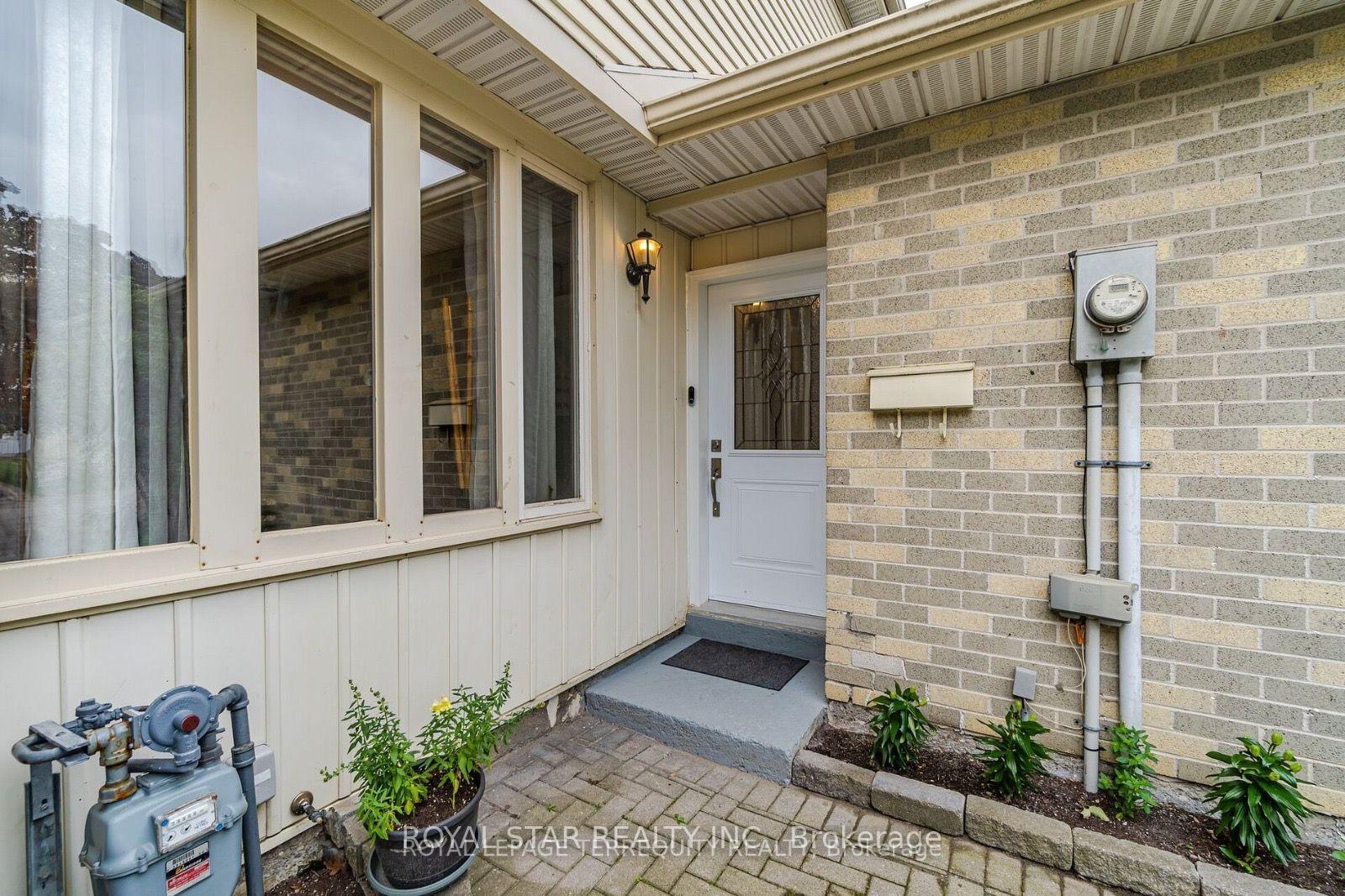 Photo 6 of 39 Courtleigh Square, Brampton, Heart Lake East — HOMEH