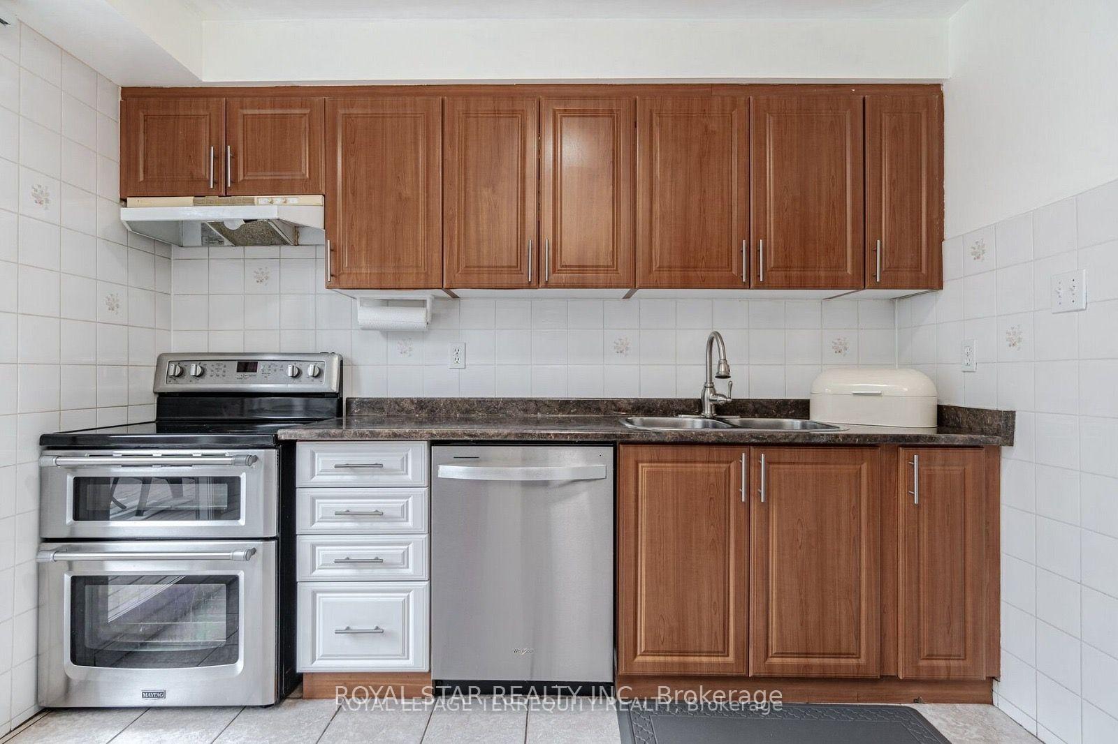 Photo 7 of 39 Courtleigh Square, Brampton, Heart Lake East — HOMEH