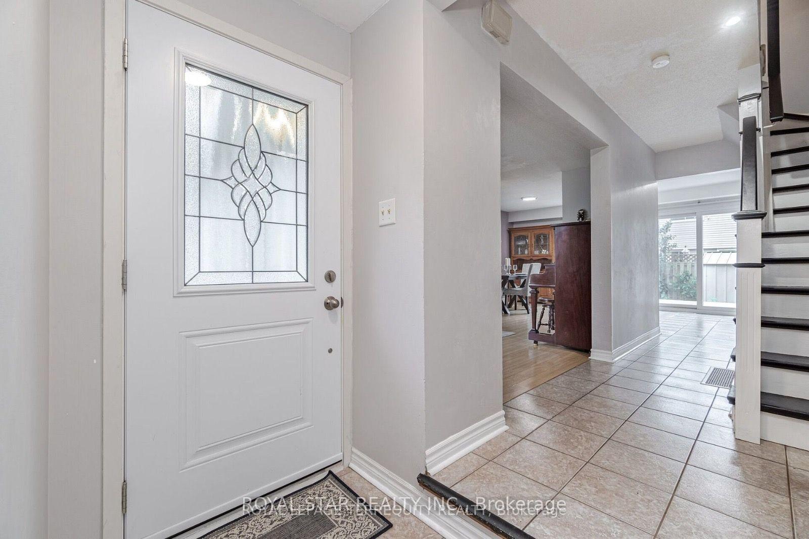 Photo 8 of 39 Courtleigh Square, Brampton, Heart Lake East — HOMEH