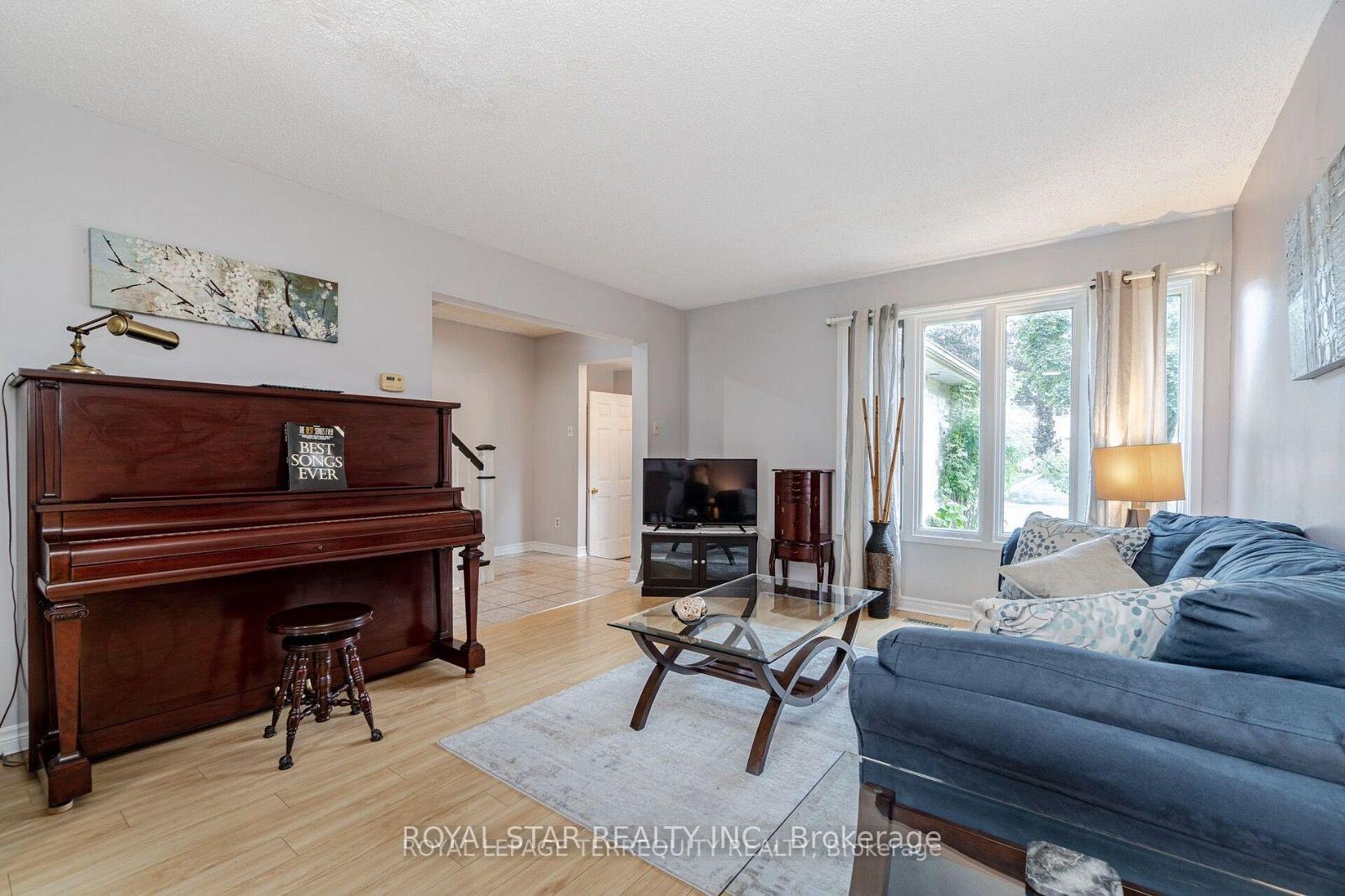 Photo 9 of 39 Courtleigh Square, Brampton, Heart Lake East — HOMEH