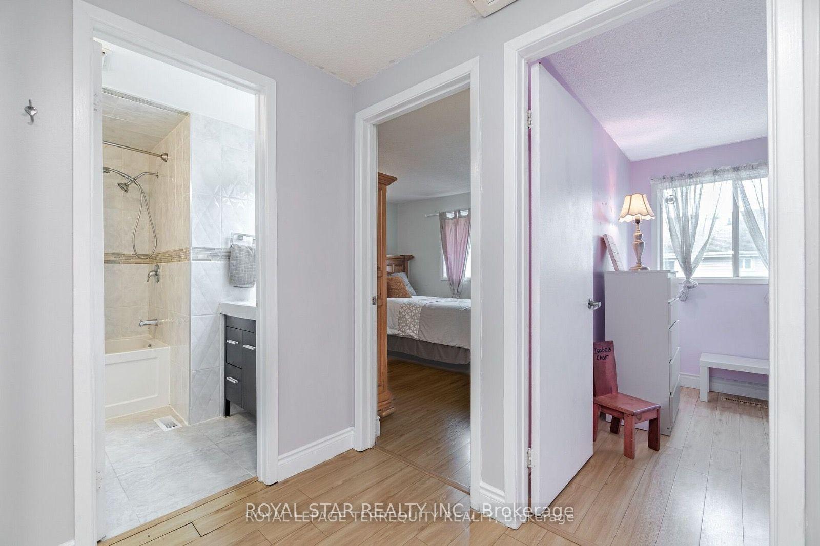 Photo 10 of 39 Courtleigh Square, Brampton, Heart Lake East — HOMEH
