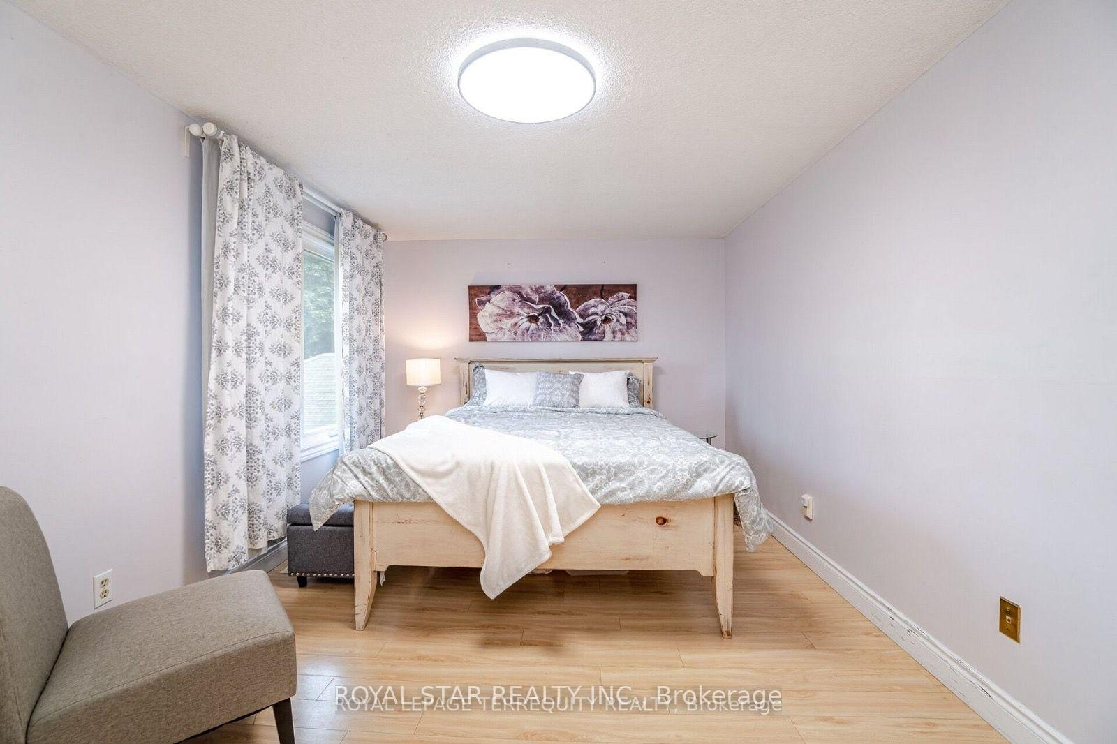 Photo 12 of 39 Courtleigh Square, Brampton, Heart Lake East — HOMEH