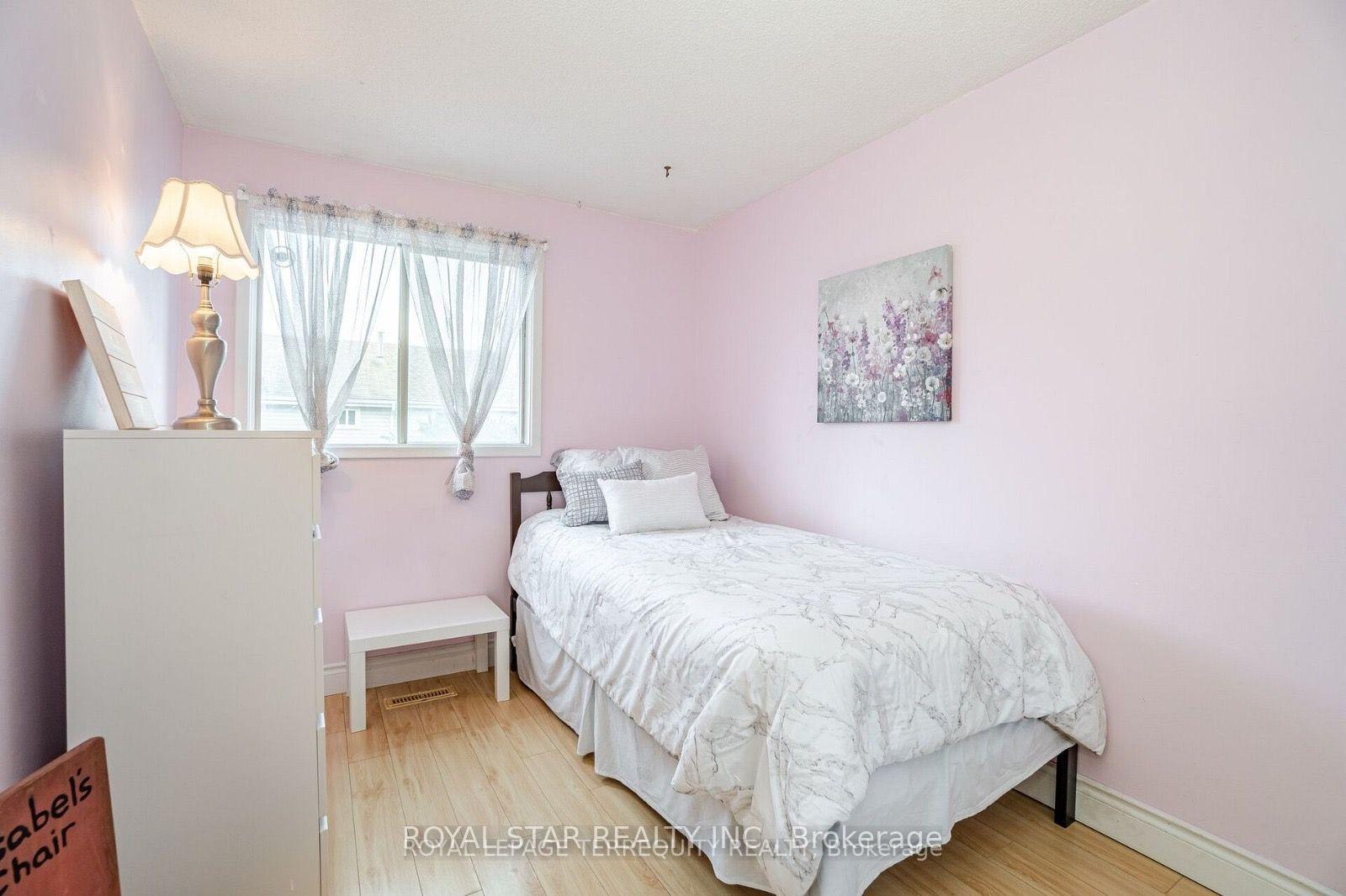 Photo 13 of 39 Courtleigh Square, Brampton, Heart Lake East — HOMEH