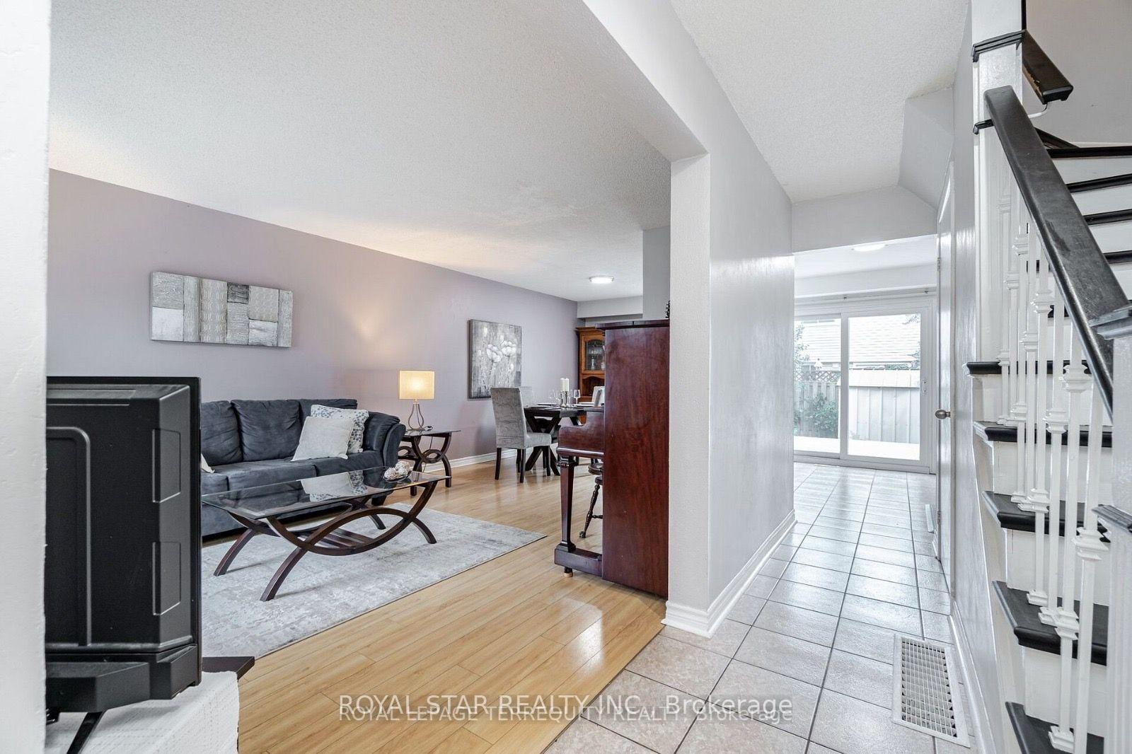 Photo 15 of 39 Courtleigh Square, Brampton, Heart Lake East — HOMEH