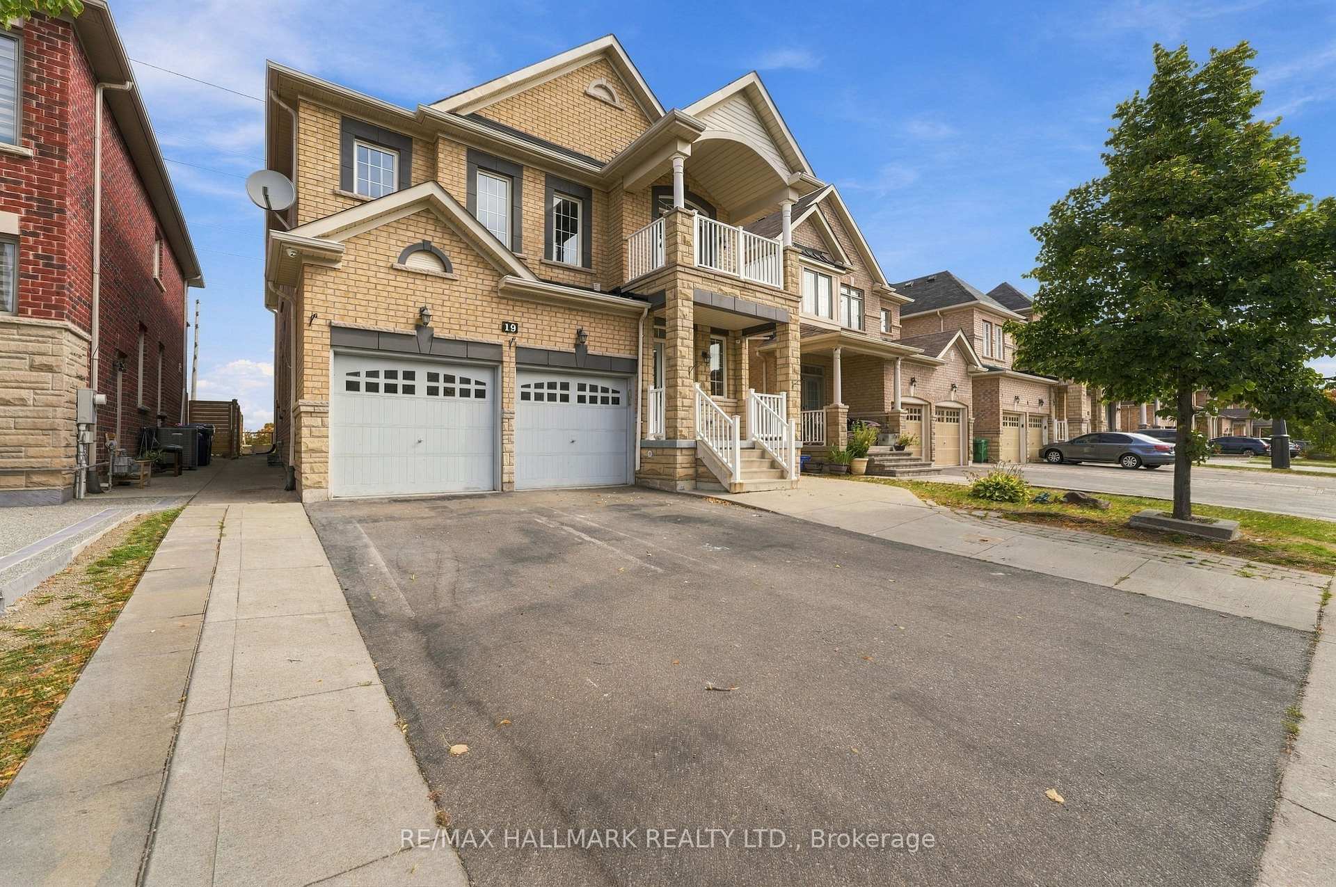 Photo 3 of 19 Durango Drive, Brampton, Credit Valley — HOMEH