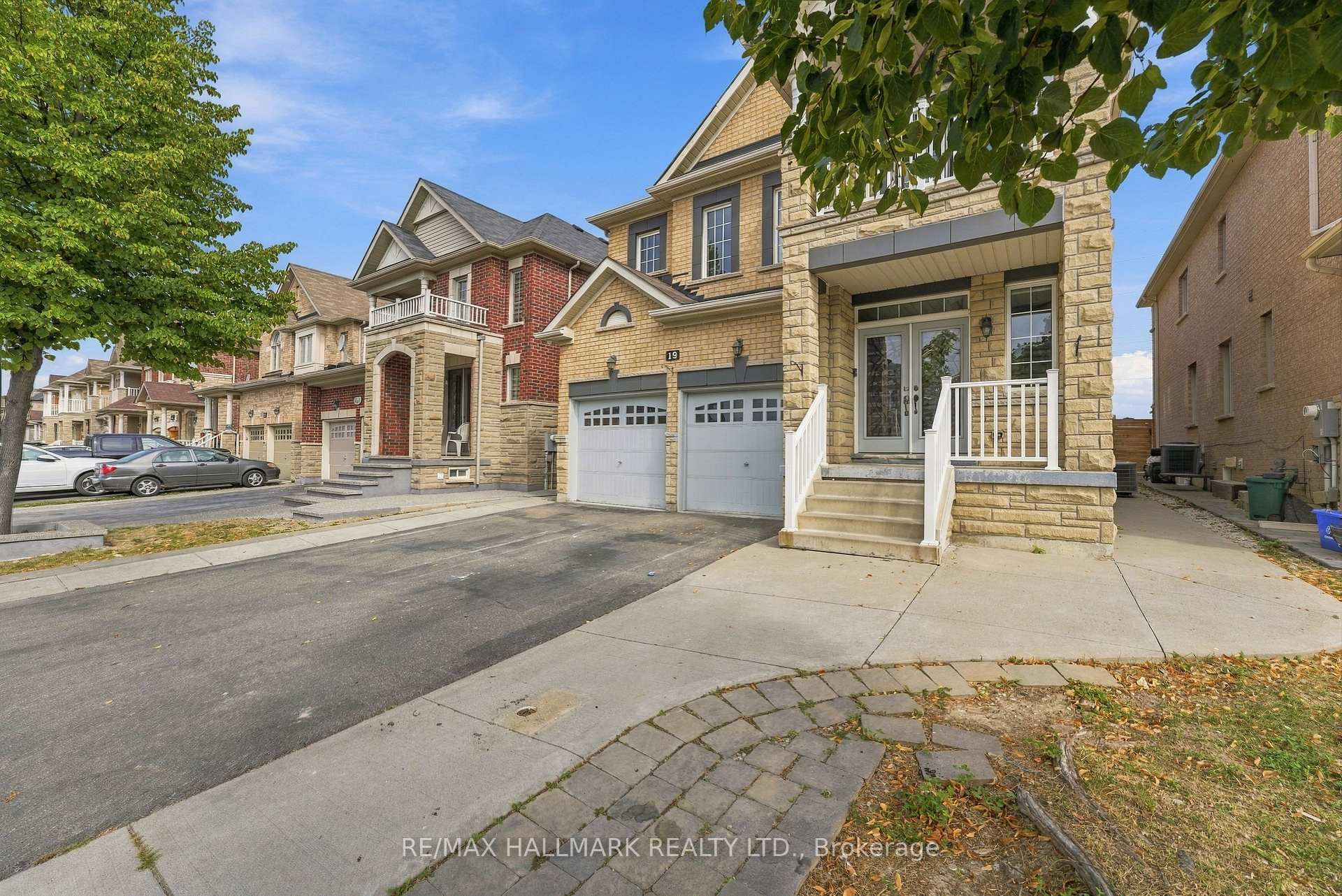 Photo 4 of 19 Durango Drive, Brampton, Credit Valley — HOMEH