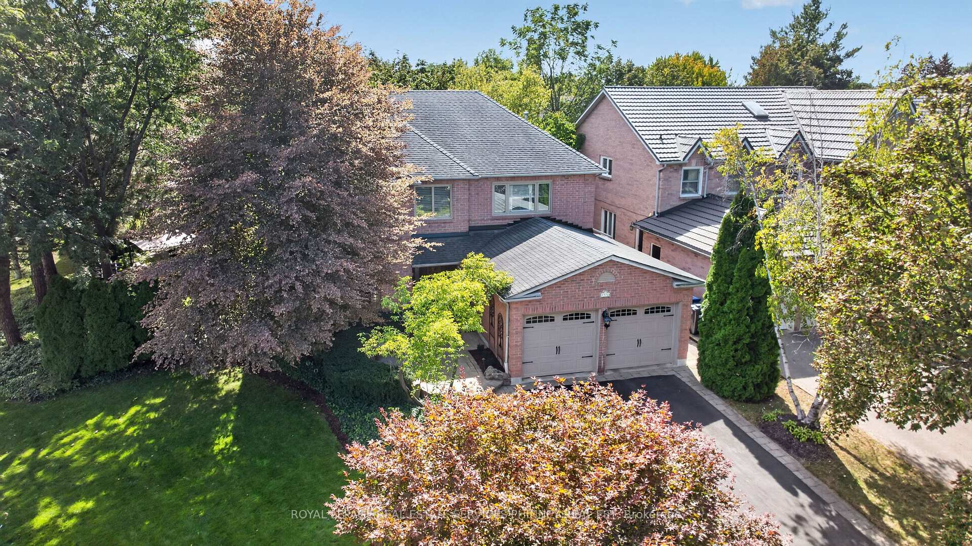 Front of 1572 Flamborough Circle