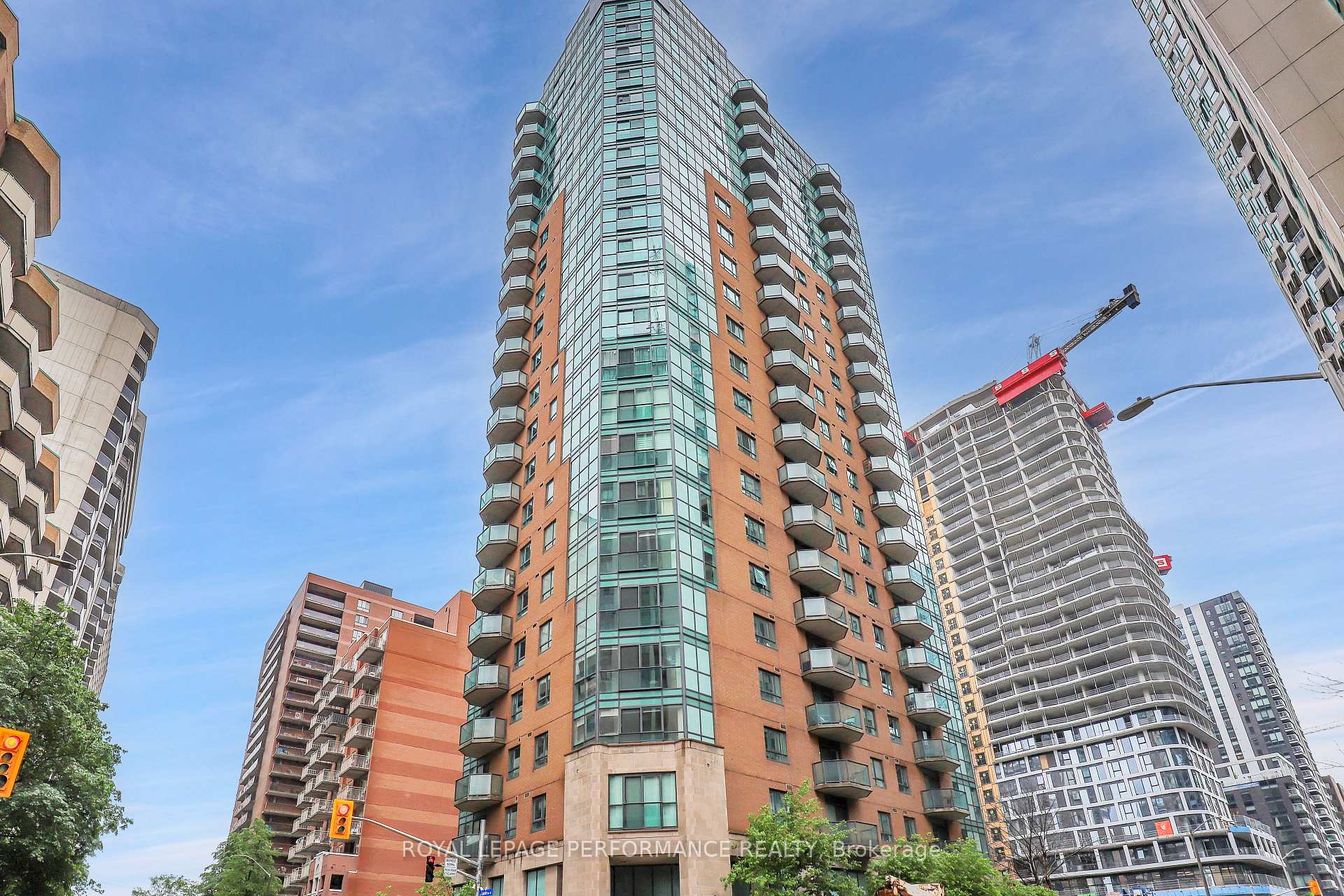Photo of Unit 1402, 445 Laurier Avenue W