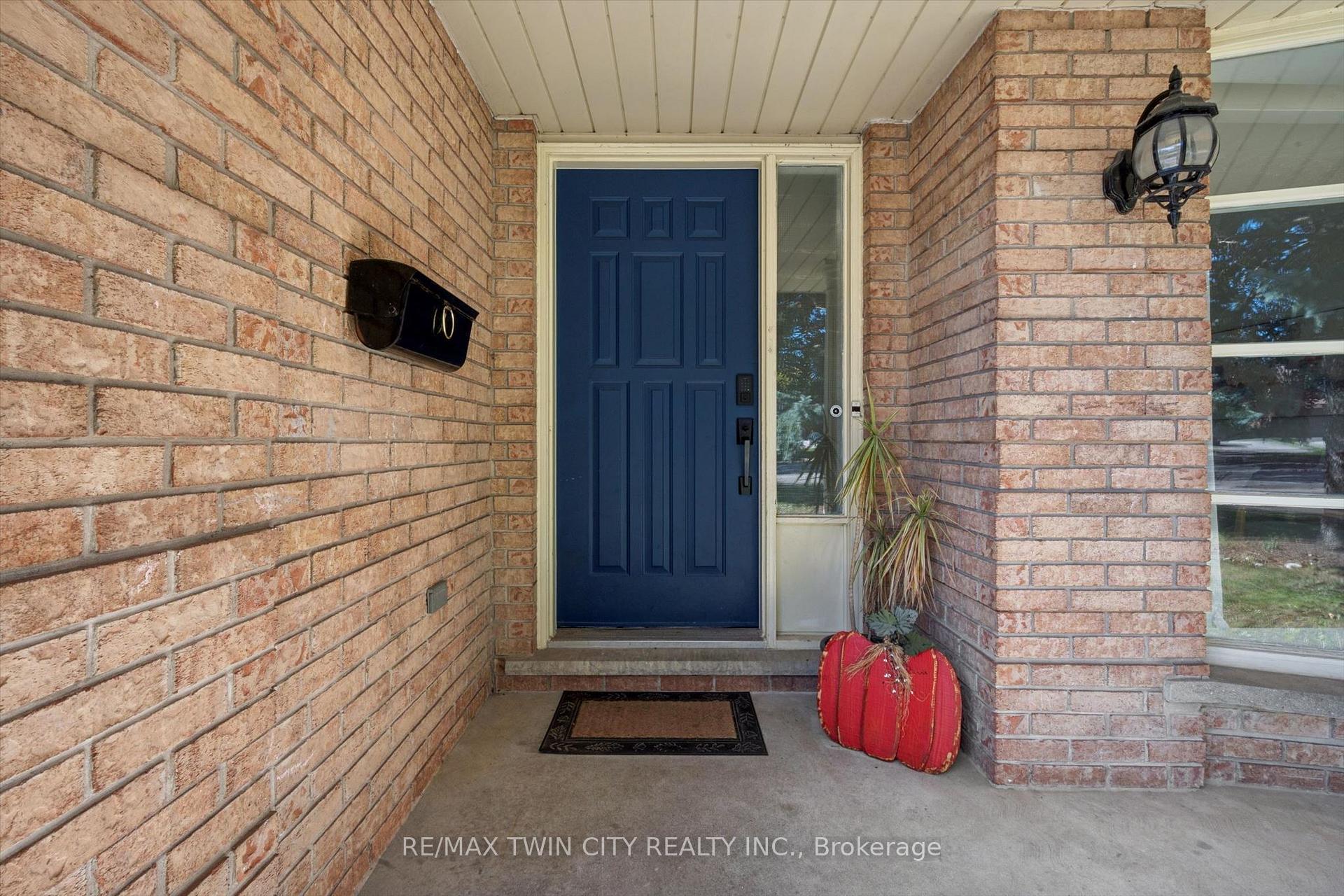 Photo 3 of 51 Cayley Court, Kitchener, Rockway — HOMEH