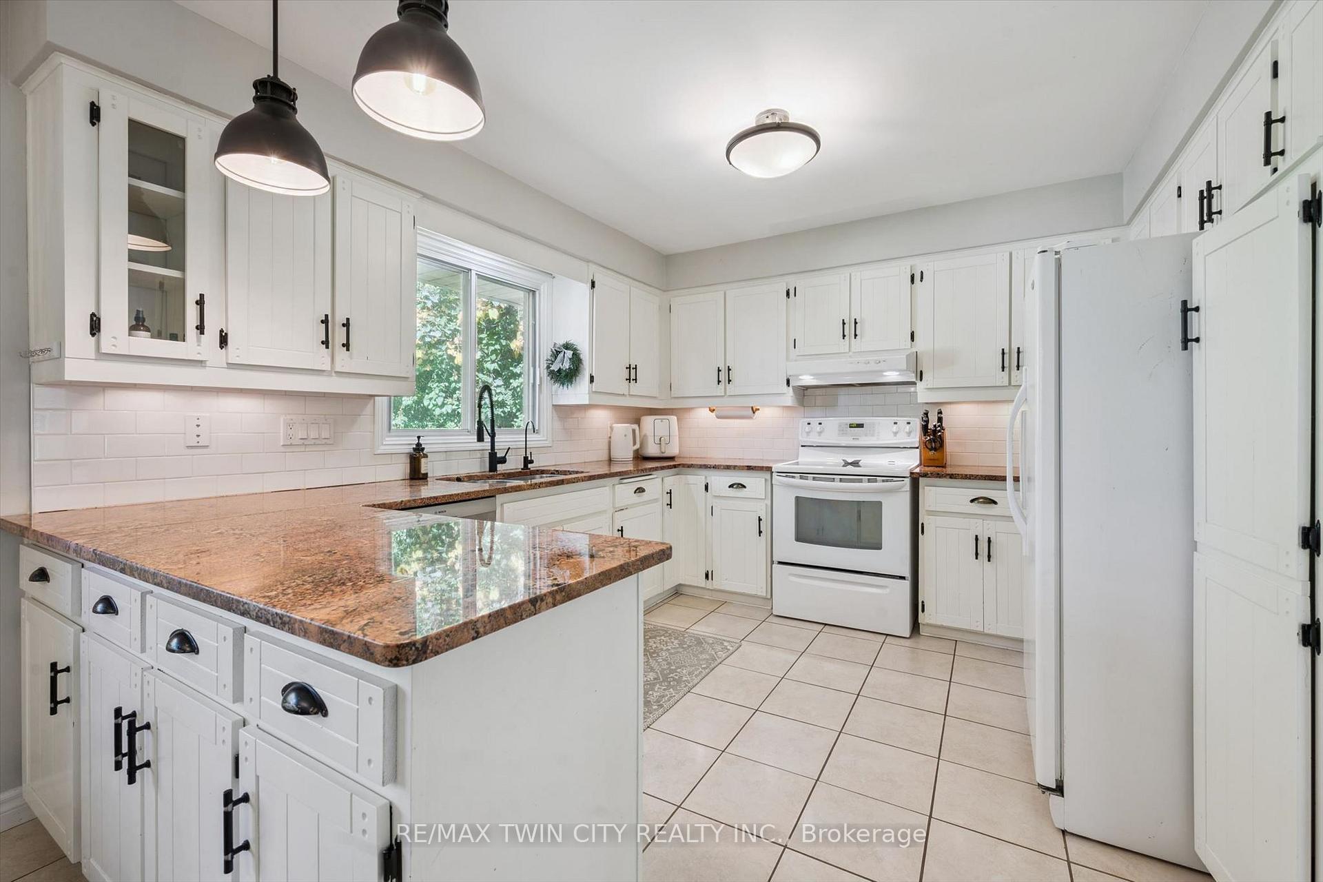 Photo 9 of 51 Cayley Court, Kitchener, Rockway — HOMEH