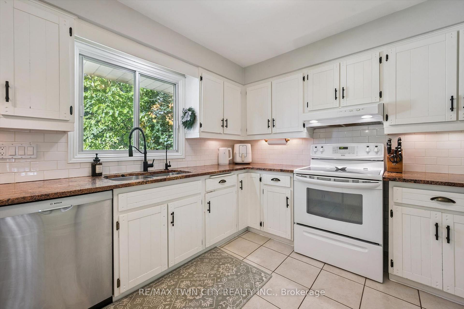 Photo 10 of 51 Cayley Court, Kitchener, Rockway — HOMEH