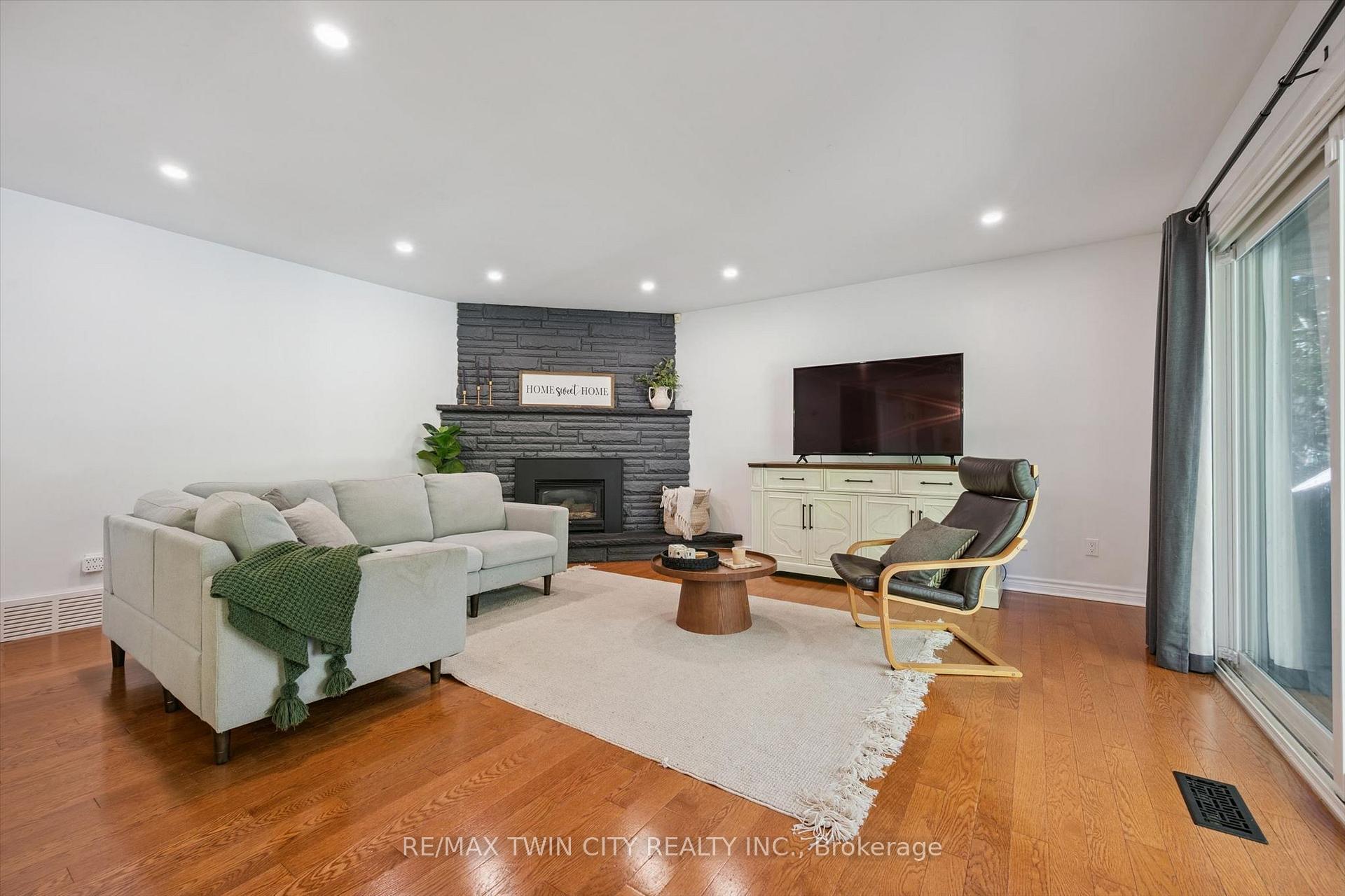 Photo 12 of 51 Cayley Court, Kitchener, Rockway — HOMEH