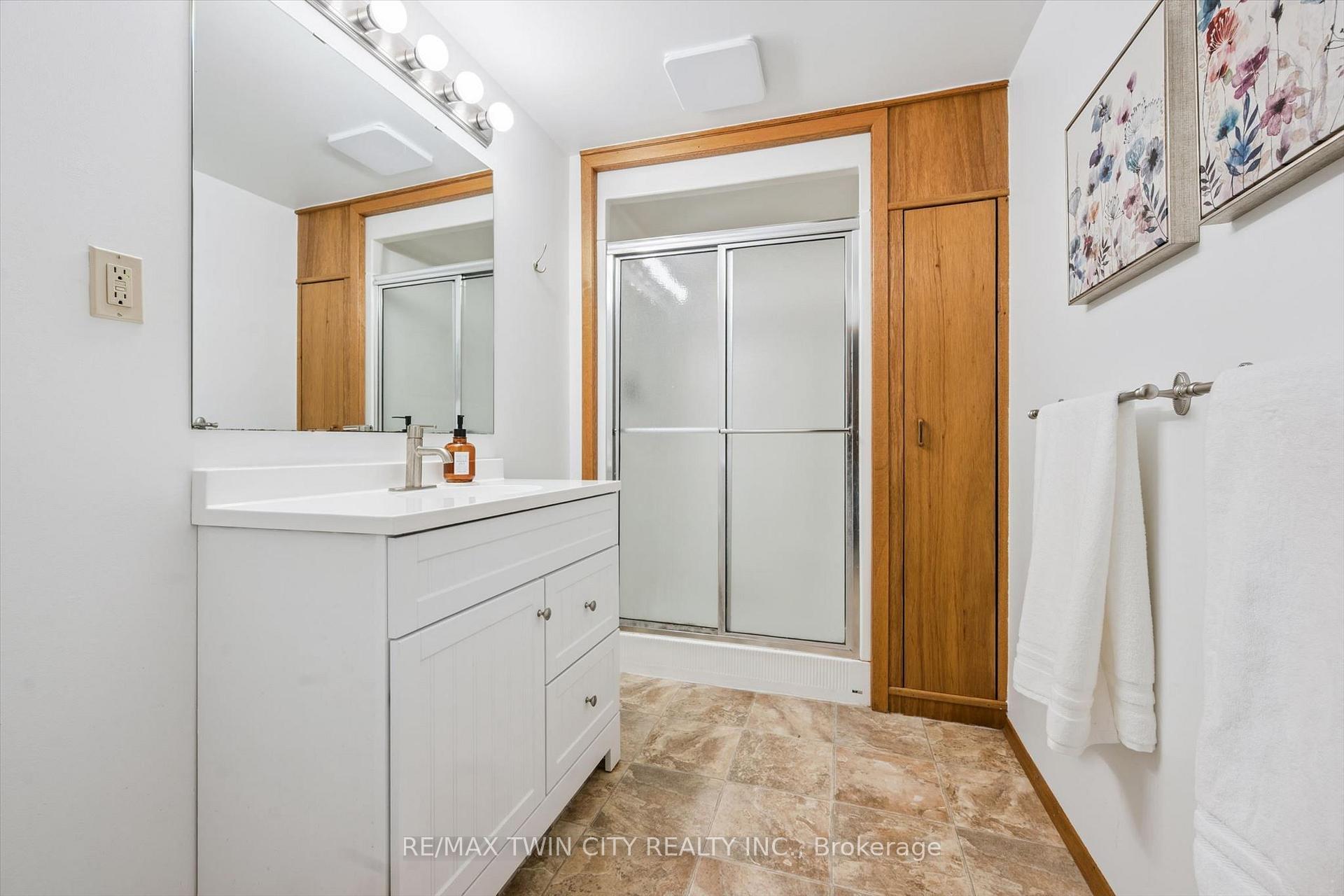Photo 28 of 51 Cayley Court, Kitchener, Rockway — HOMEH
