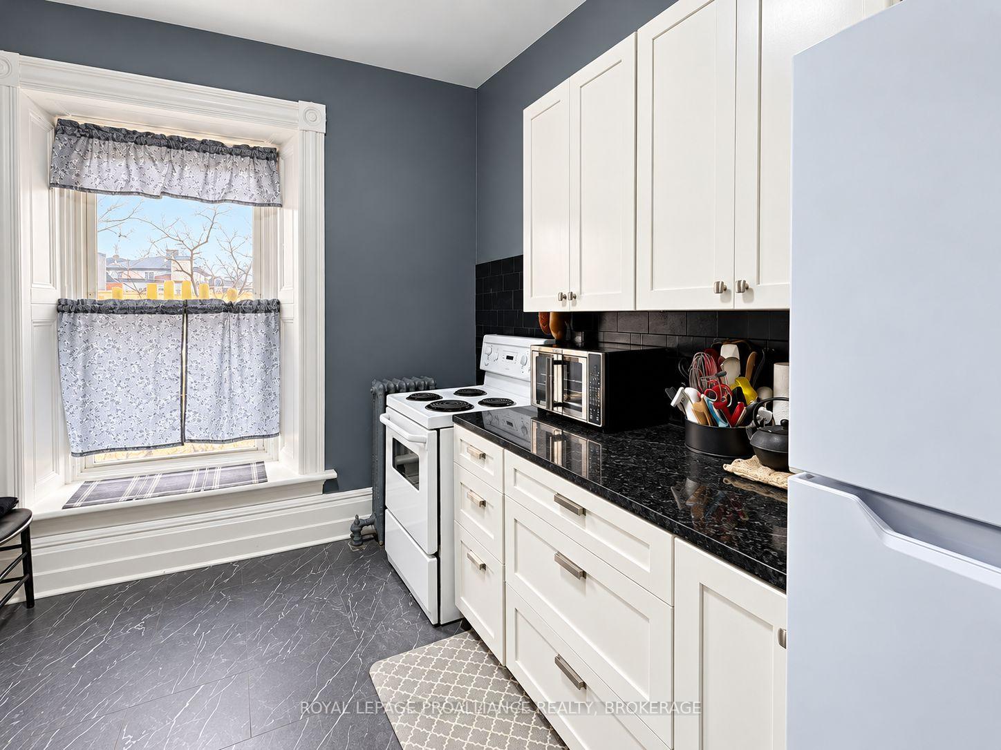 Front of Unit 3, 33 King Street W