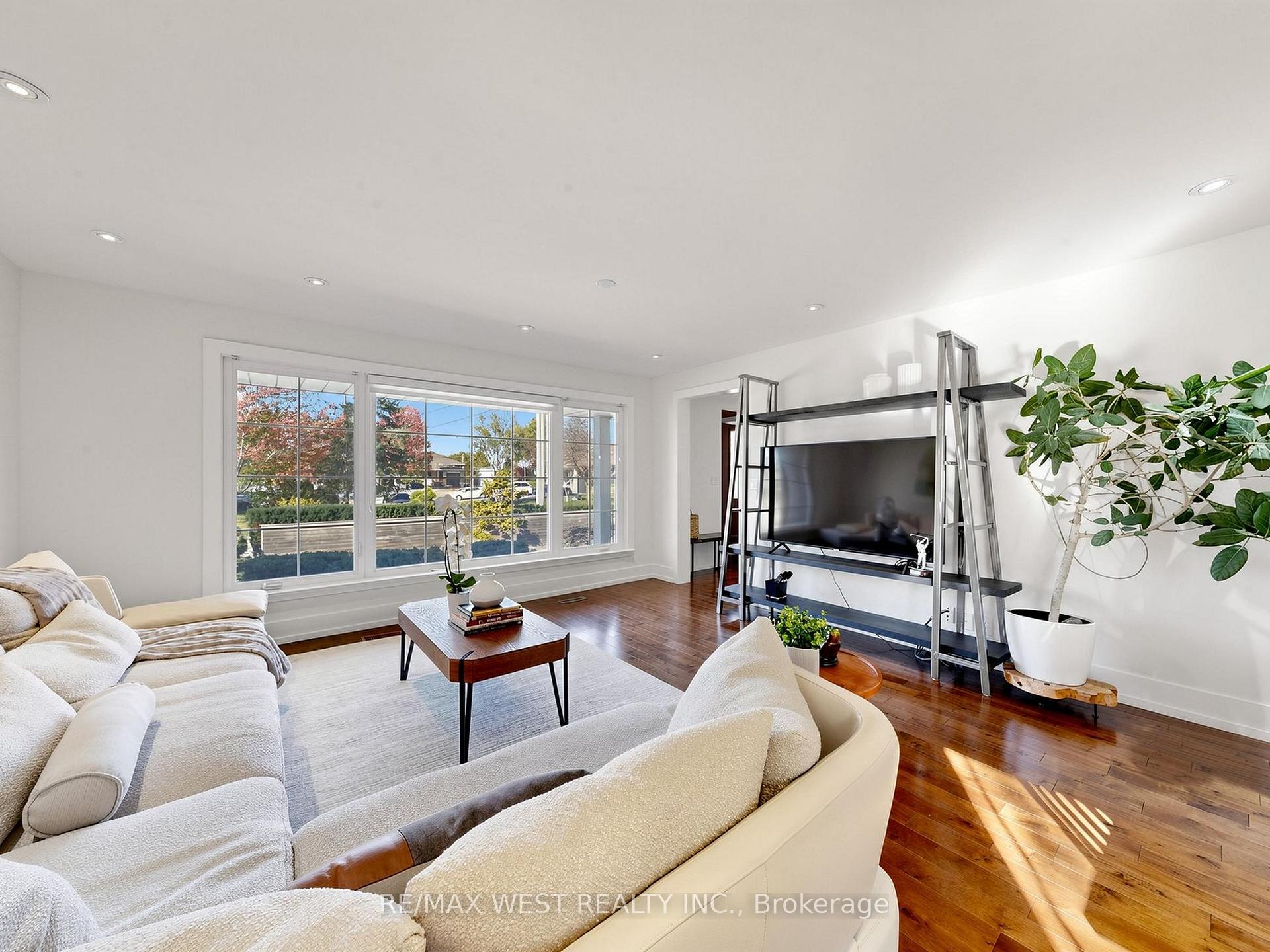 Photo 14 of 151 Palm Drive, North York, Clanton Park — HOMEH